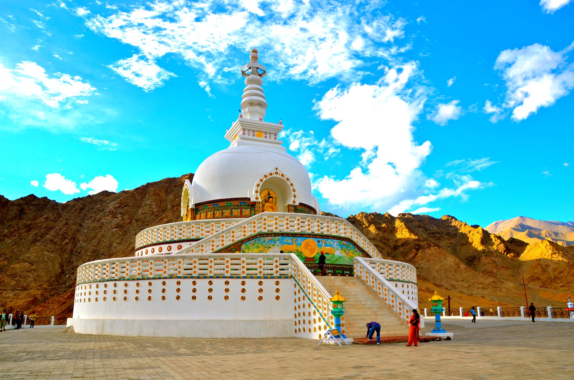 File:Shanti Stupa, Leh, Ladakh.jpg - Wikimedia Commons