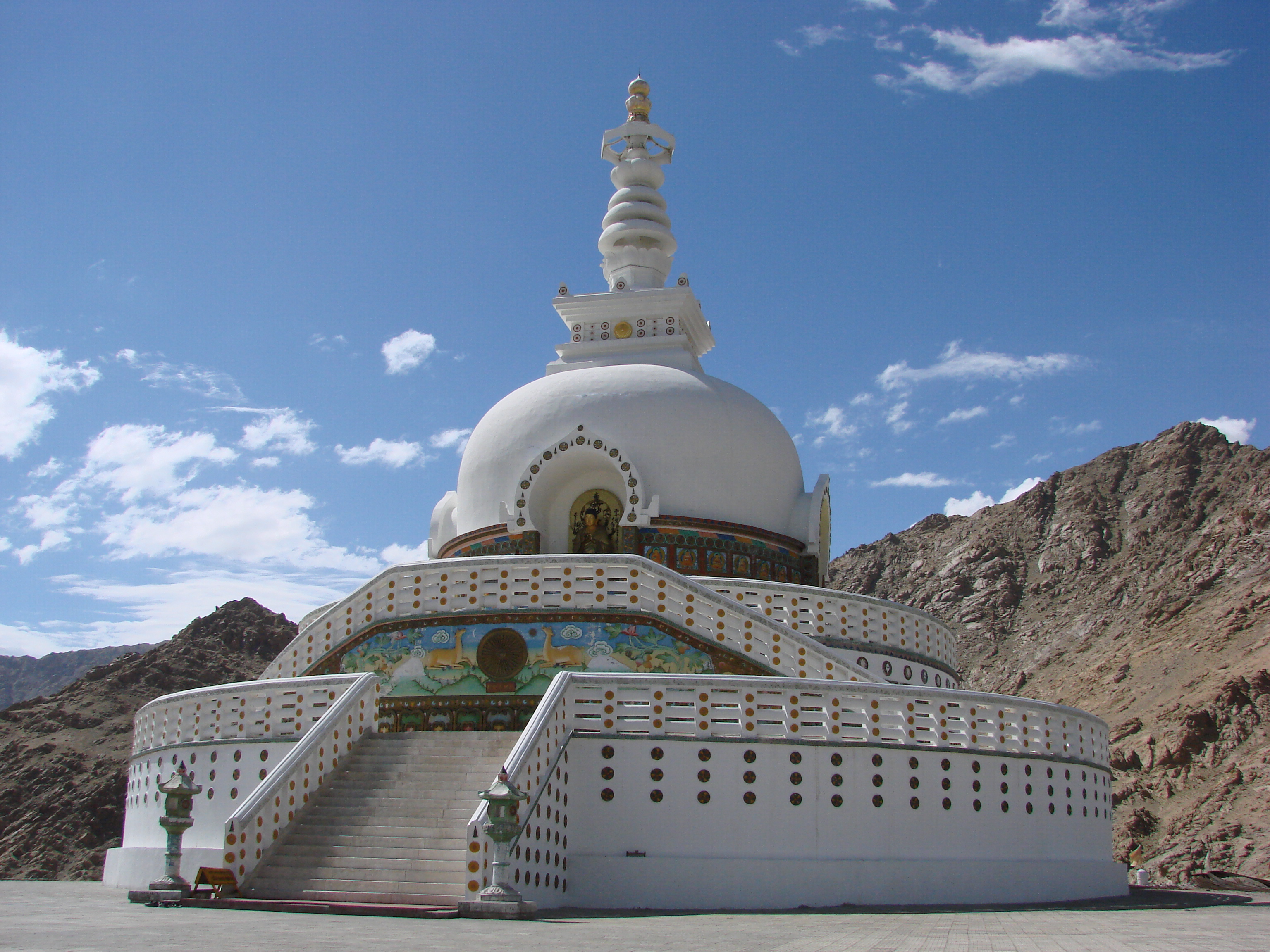 File:Shanti Stupa.jpg - Wikimedia Commons