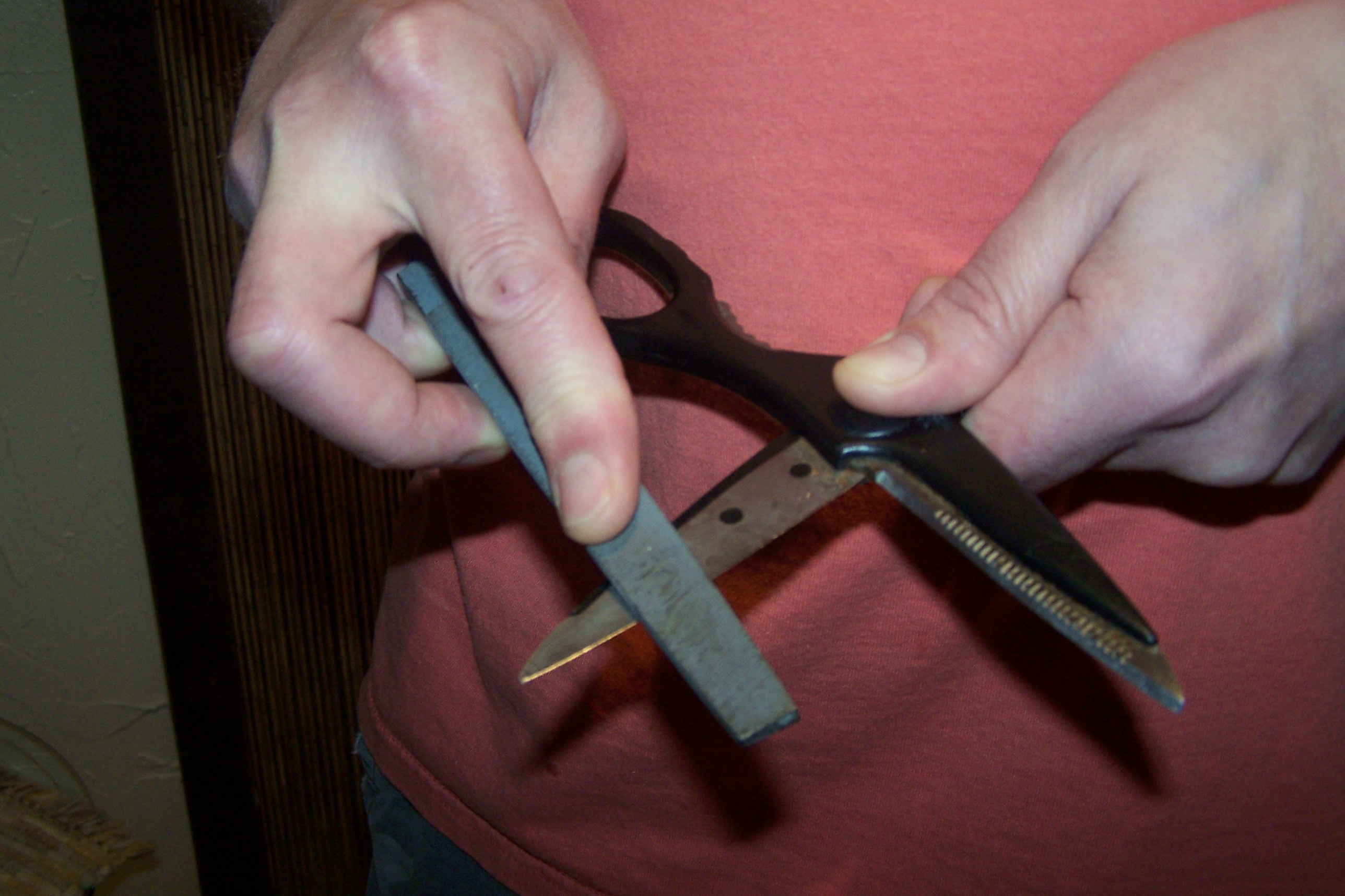 Sharpening scissors photo