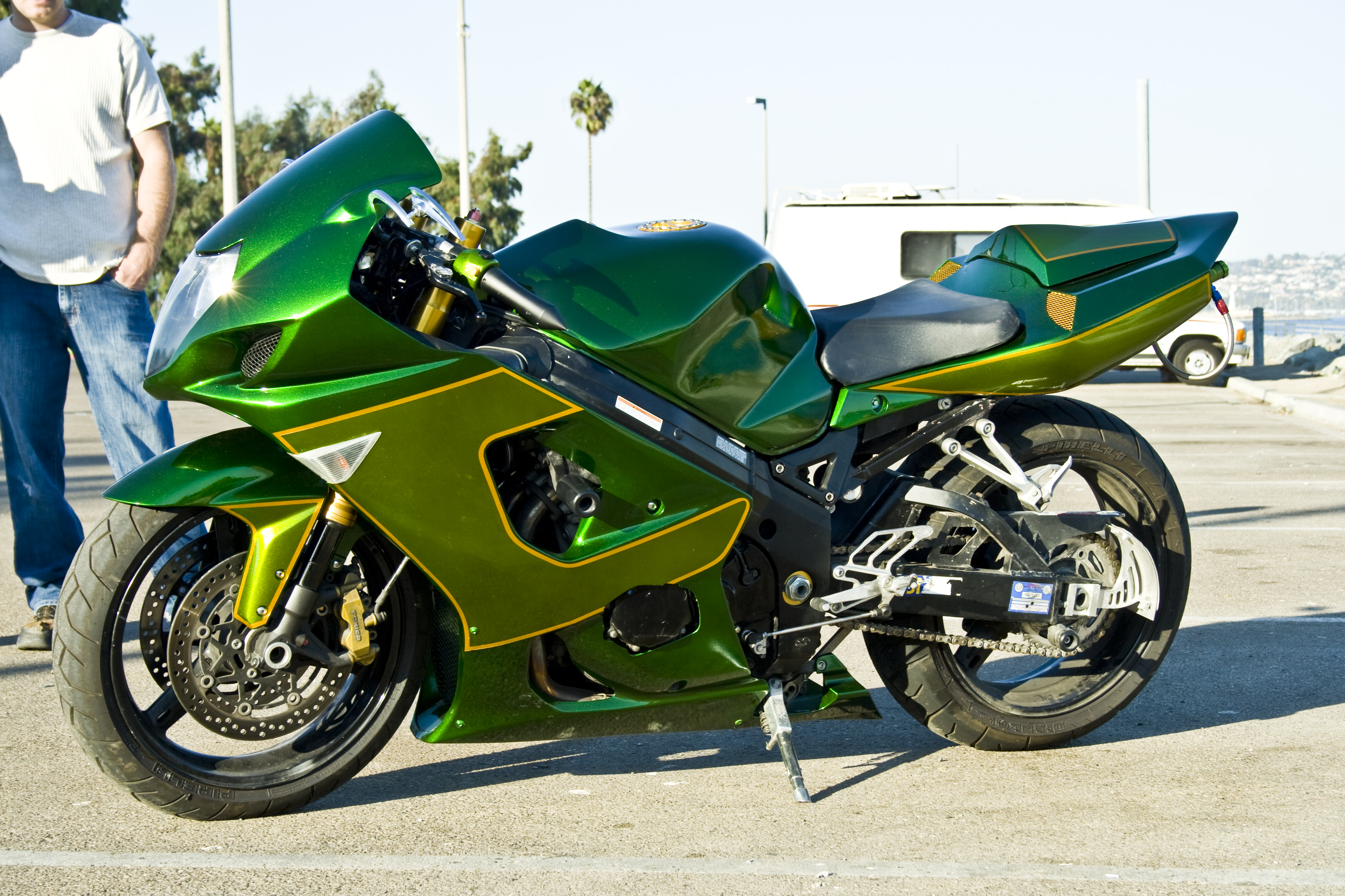 Зеленый салатовый мотоцикл БМВ