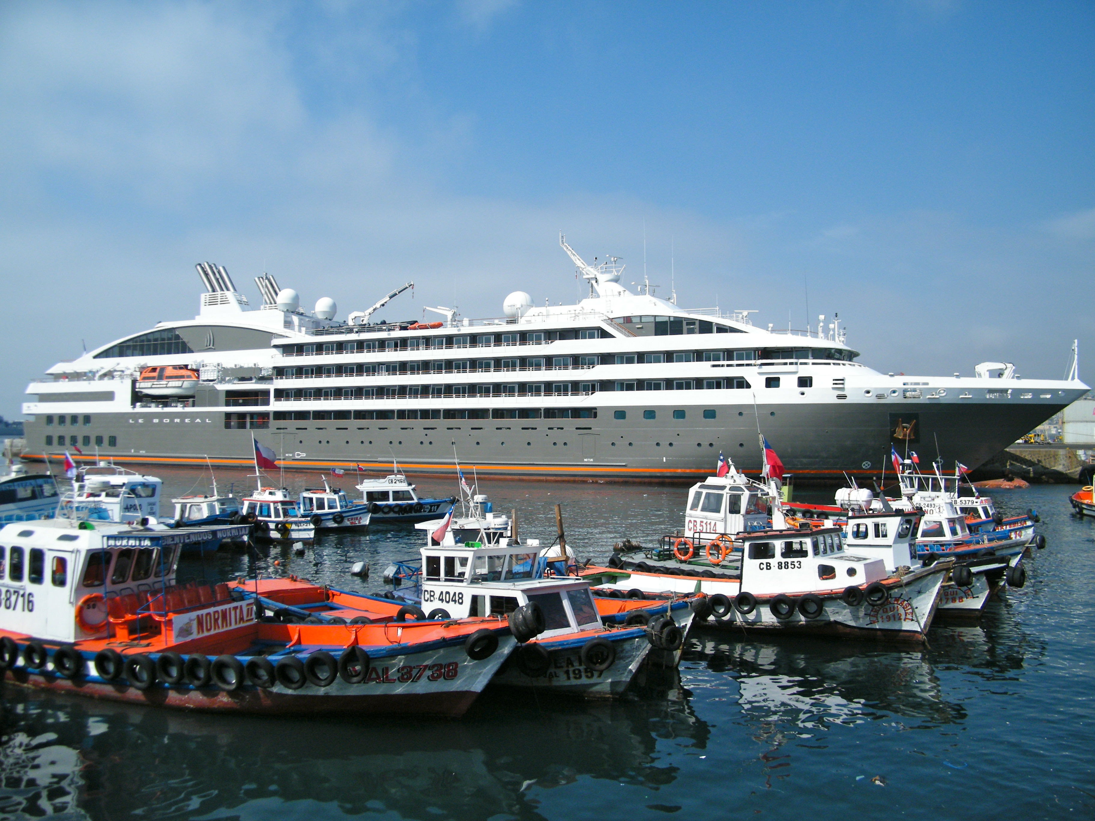 File:Cruise ship at port of Valparaiso - Stierch.JPG - Wikimedia Commons