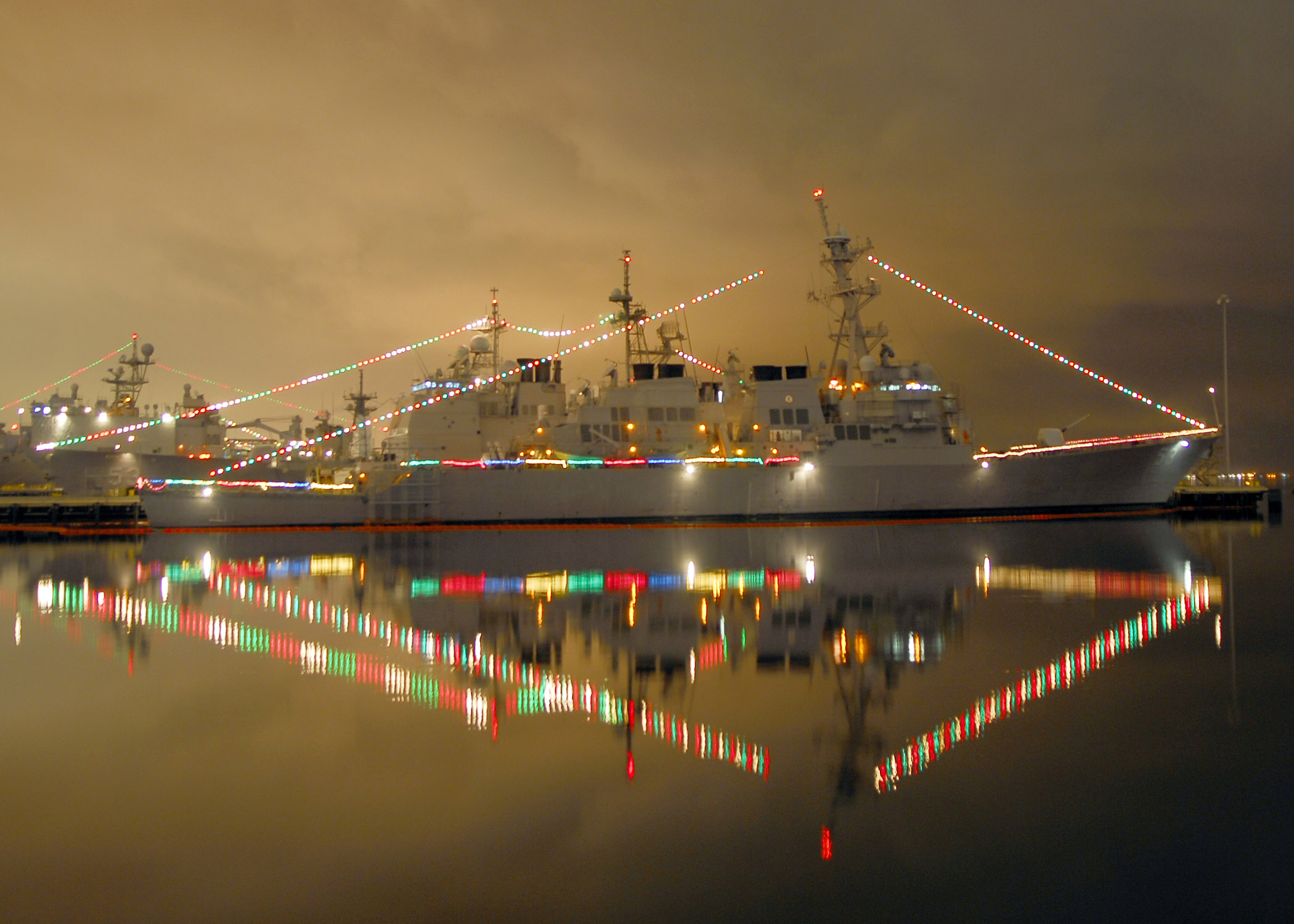 File:US Navy 071219-N-4658L-110 The guided-missile destroyer USS ...