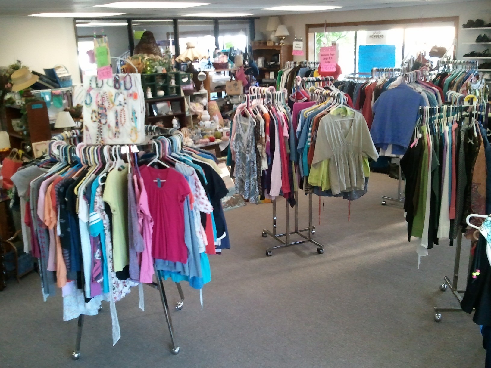 Lucky Finds Thrift Shop in Newberg, OR! | Clothes, Decor & More!