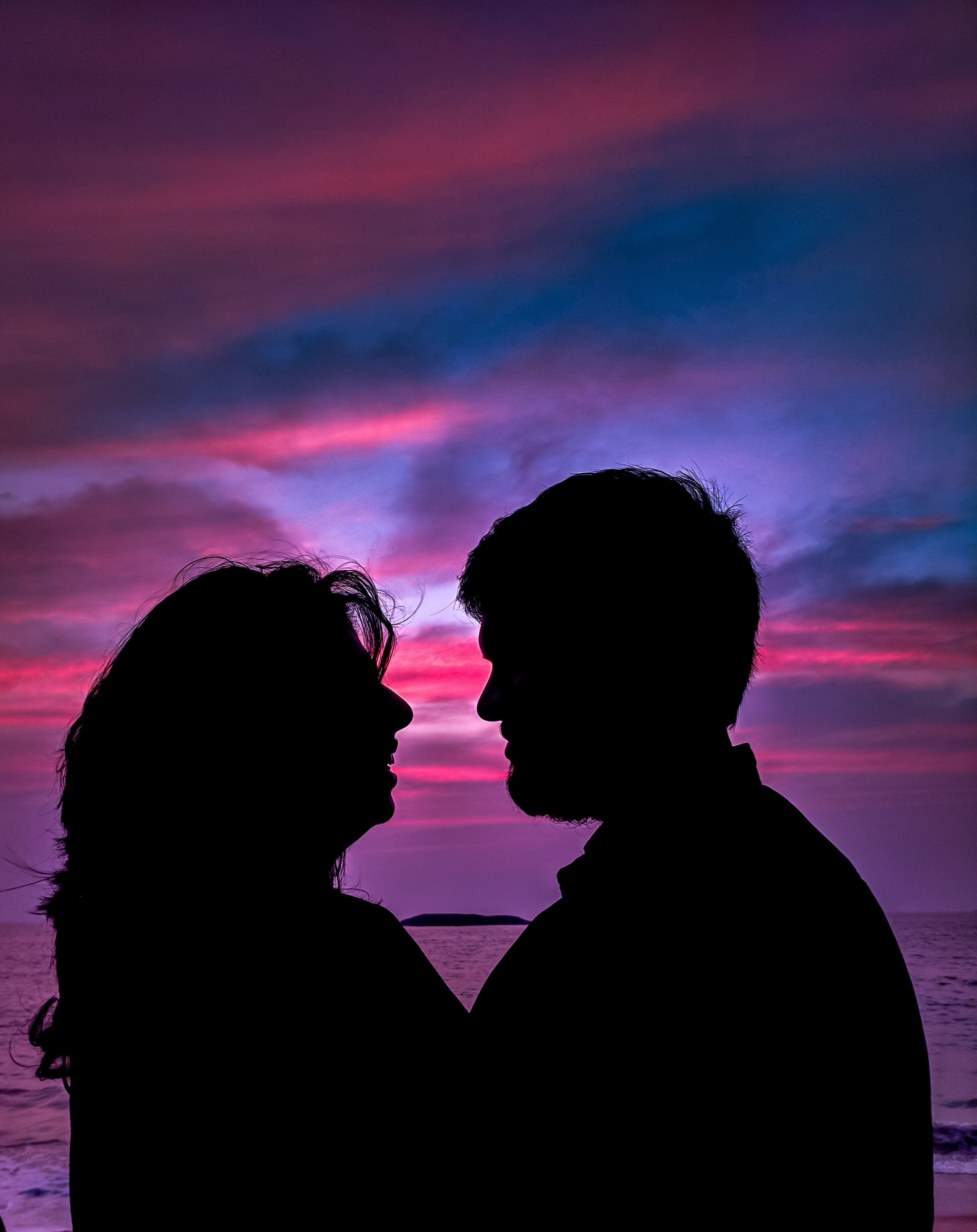 Free Photo Silhouette Of Couple Facing Each Other Affection Ocean