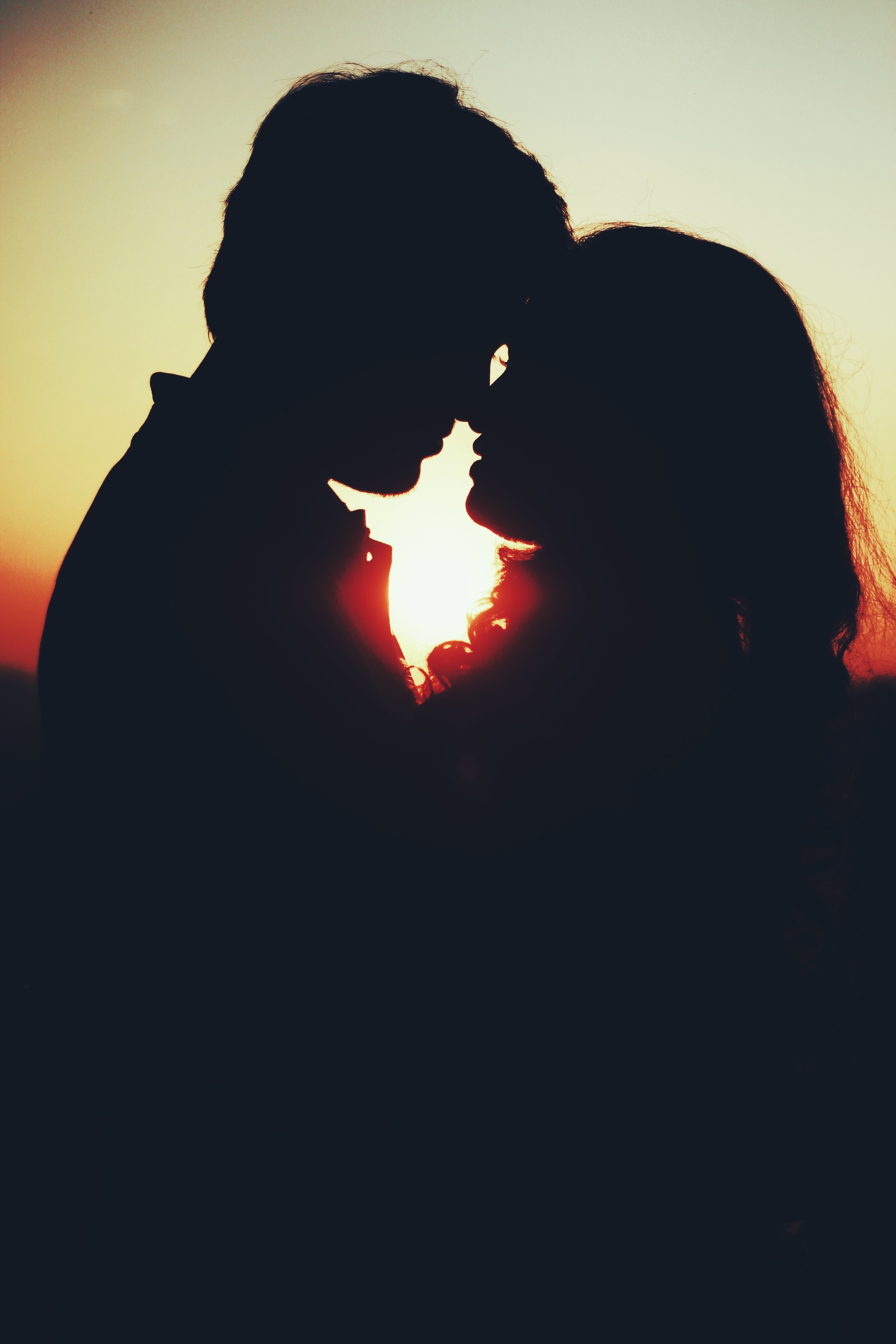 kissing silhouette photography