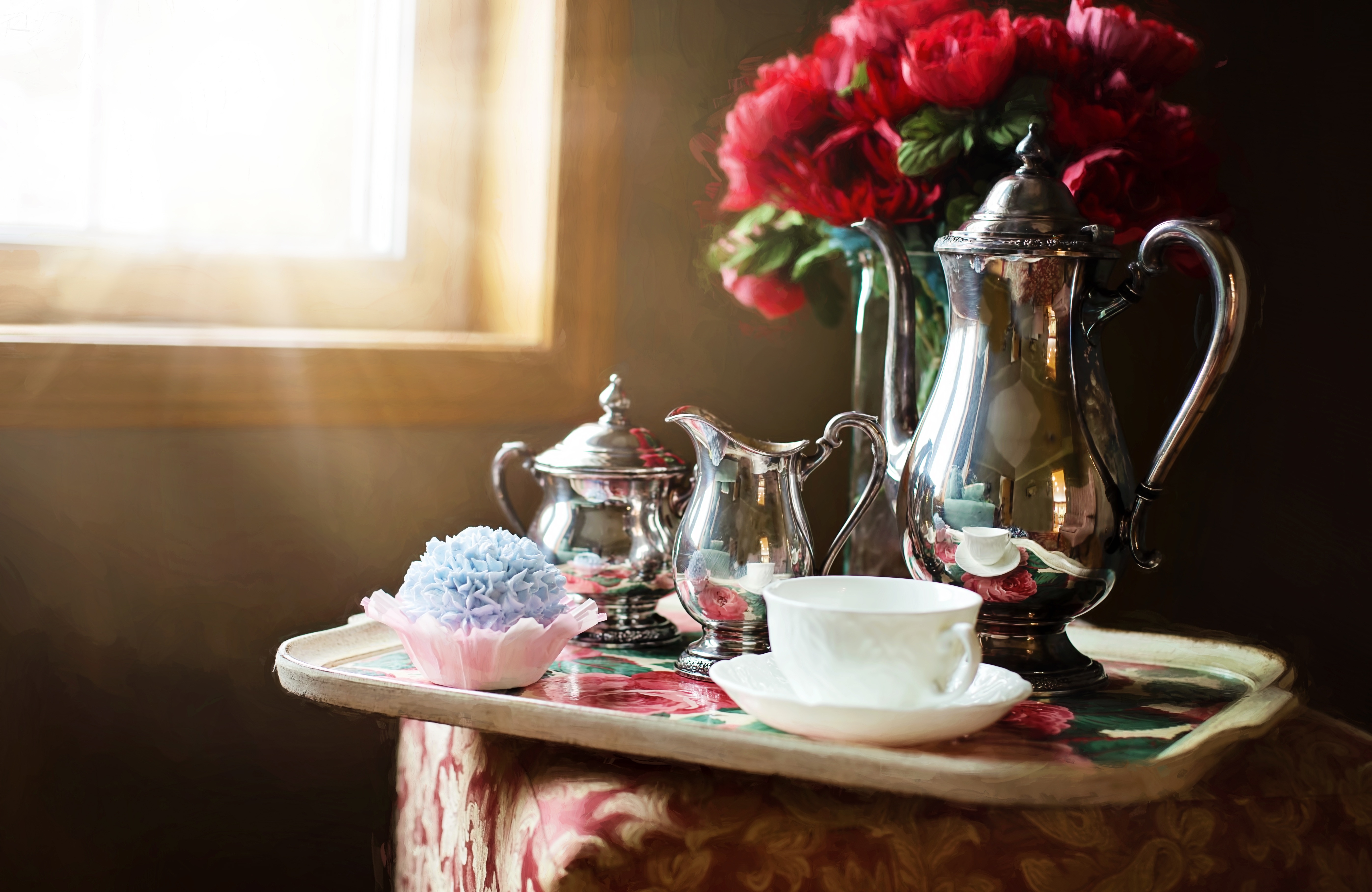 Красивое чаепитие картинки. Натюрморт с посудой. Чай с цветами. Чайный натюрморт. Чаепитие.