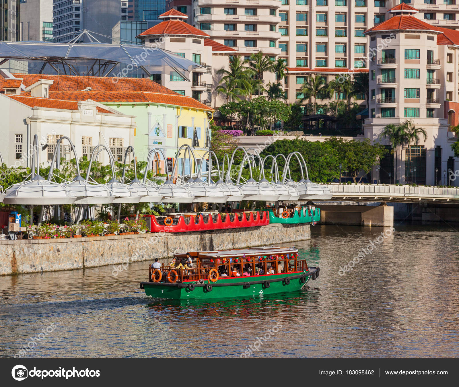 Bumboat on the Singapore River – Stock Editorial Photo © zambezi ...