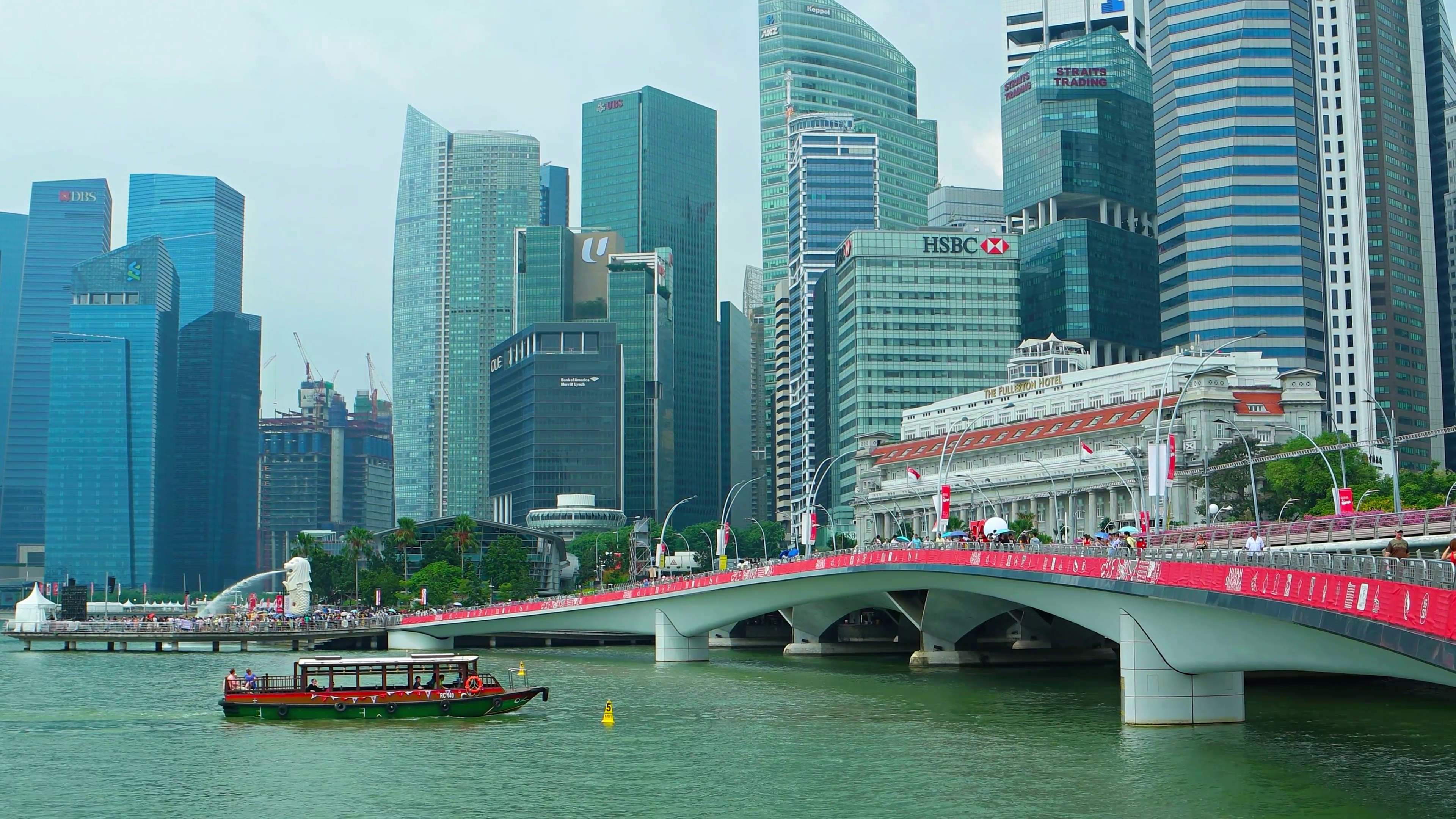 New Jubilee Bridge and Singapore river cruise boat with Downtown ...