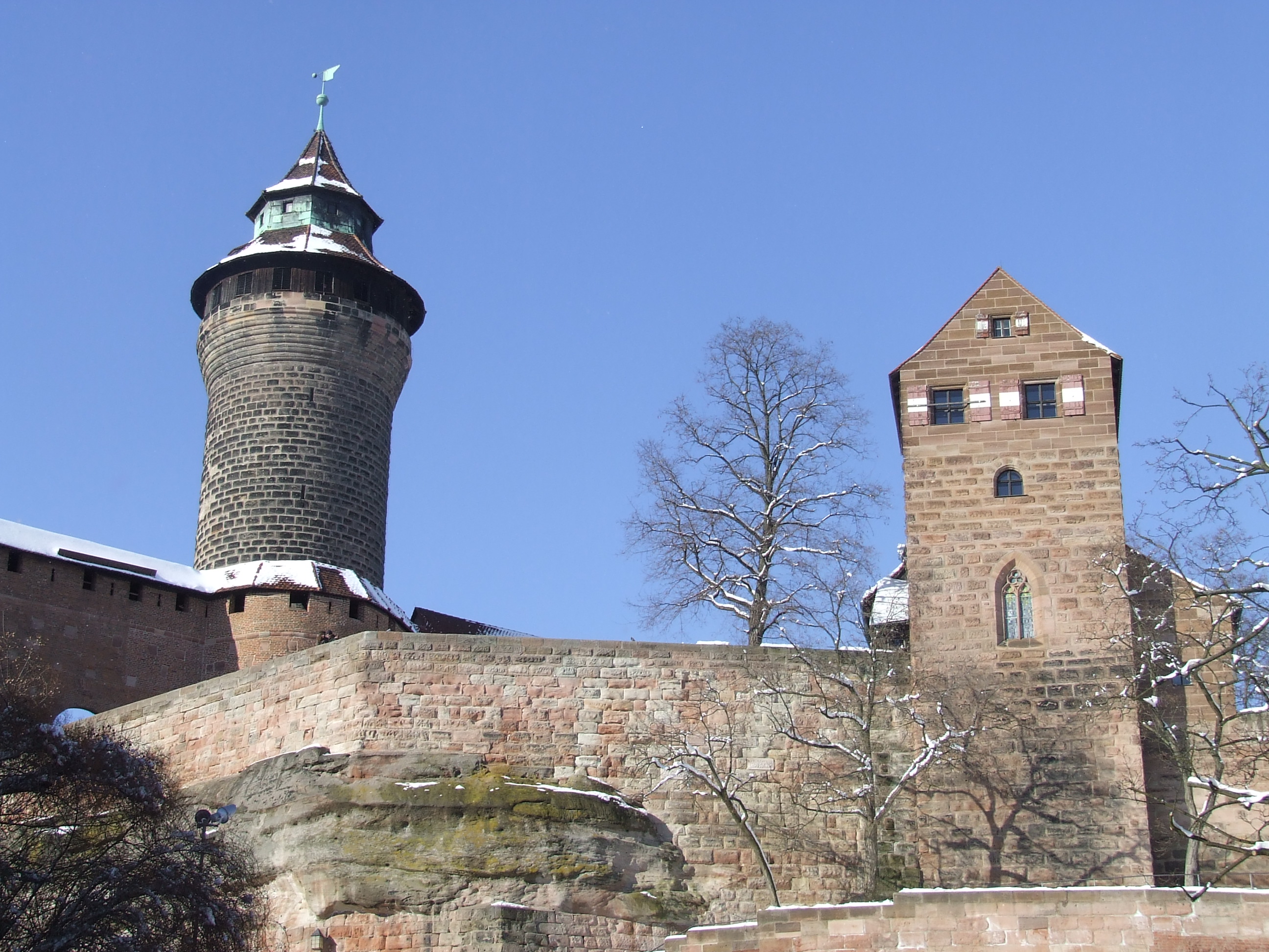 File:Nürnberg-Burggrafenburg-und-Sinwelturm.JPG - Wikimedia Commons