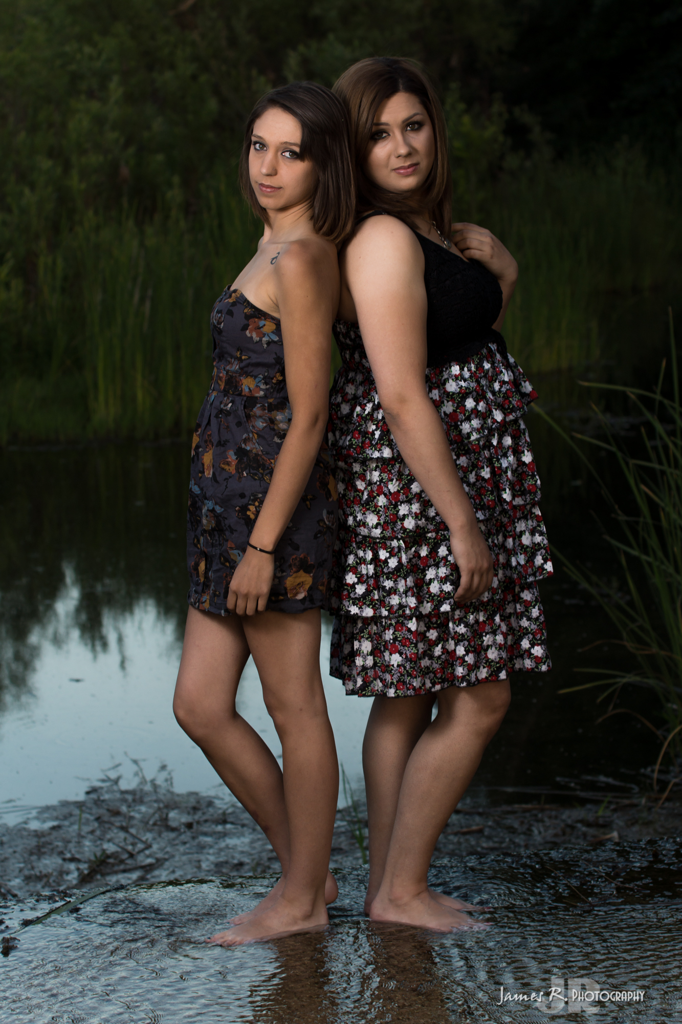 Sister Pose | Sisters photography | Pinterest | Sister poses, Pose ...