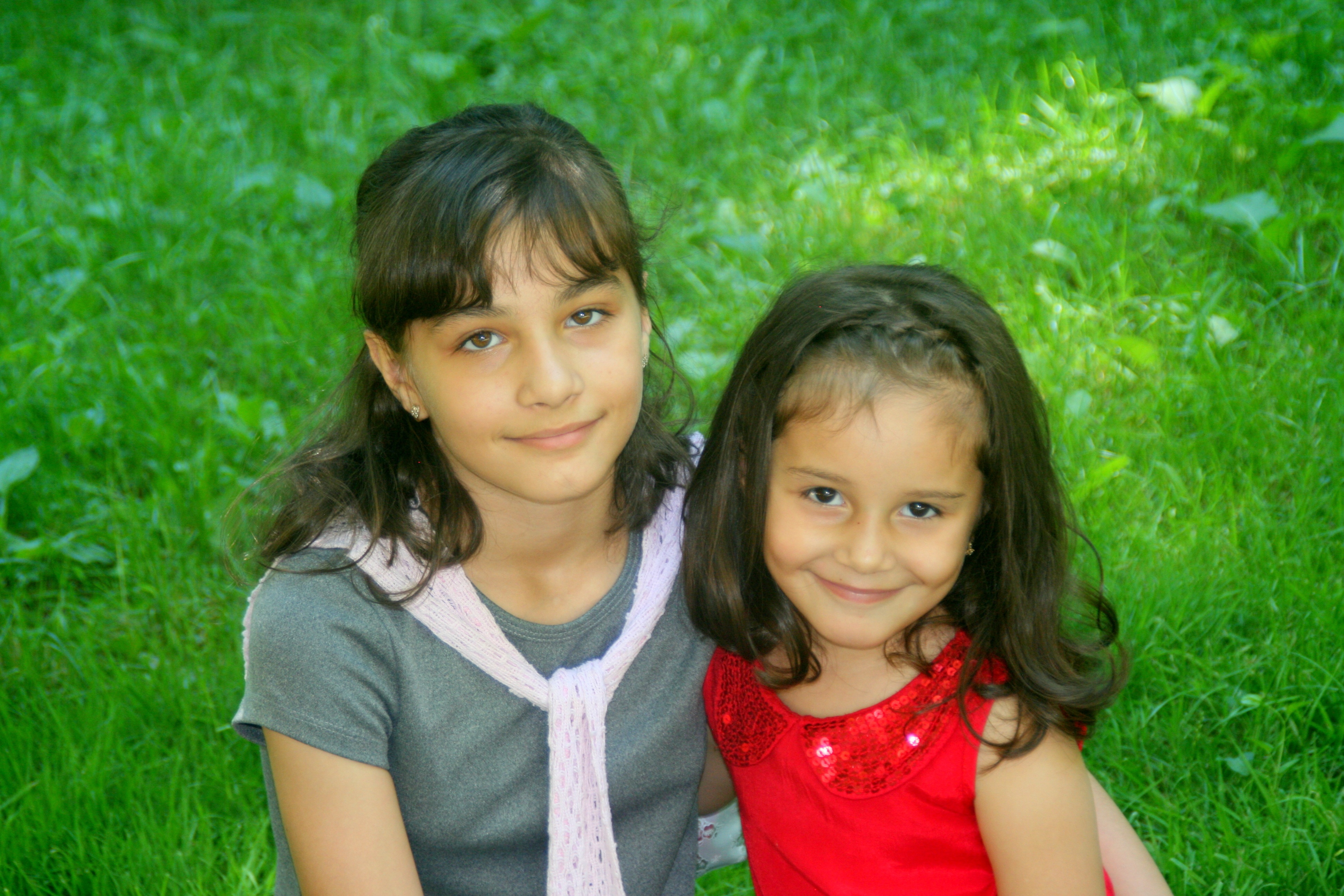 Little girl sisters. Фото для обсуждения 2 людей для девочек. Фото девочек 5 человек. Фото сестра 7 лет.