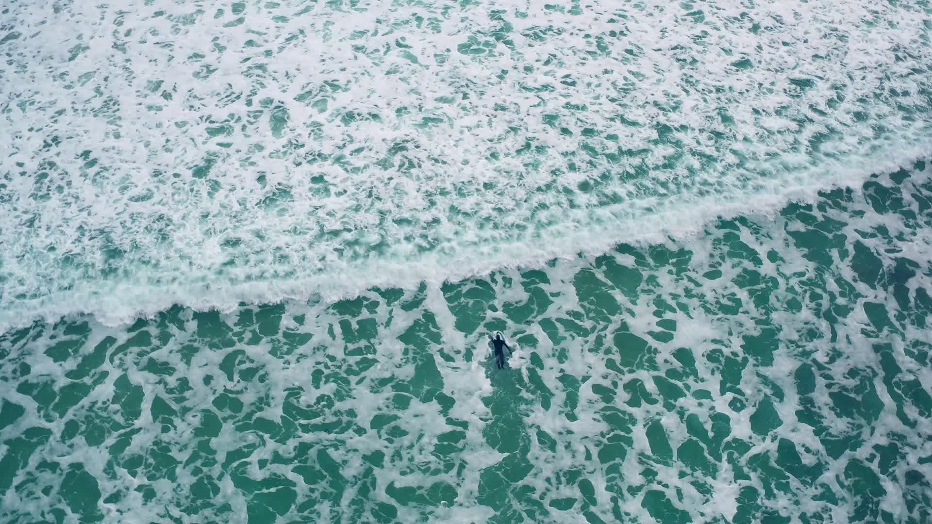Mick Fanning: Surfing under Northern Lights *video*