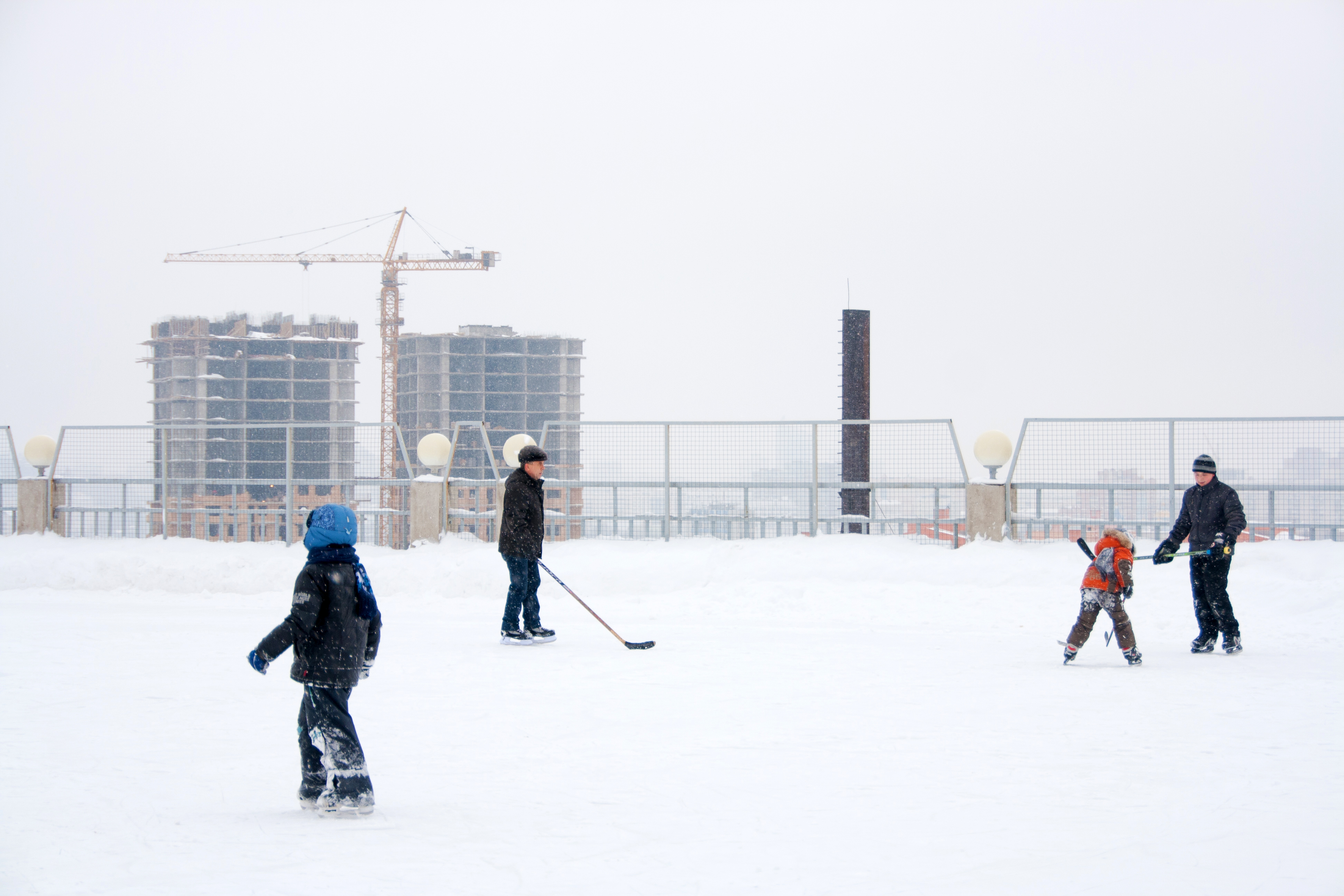 Толщина льда для катания на коньках. Тарантас для катания на льду. Люди играют в хоккей фото с дрона на улице. Icy Ice we Play.
