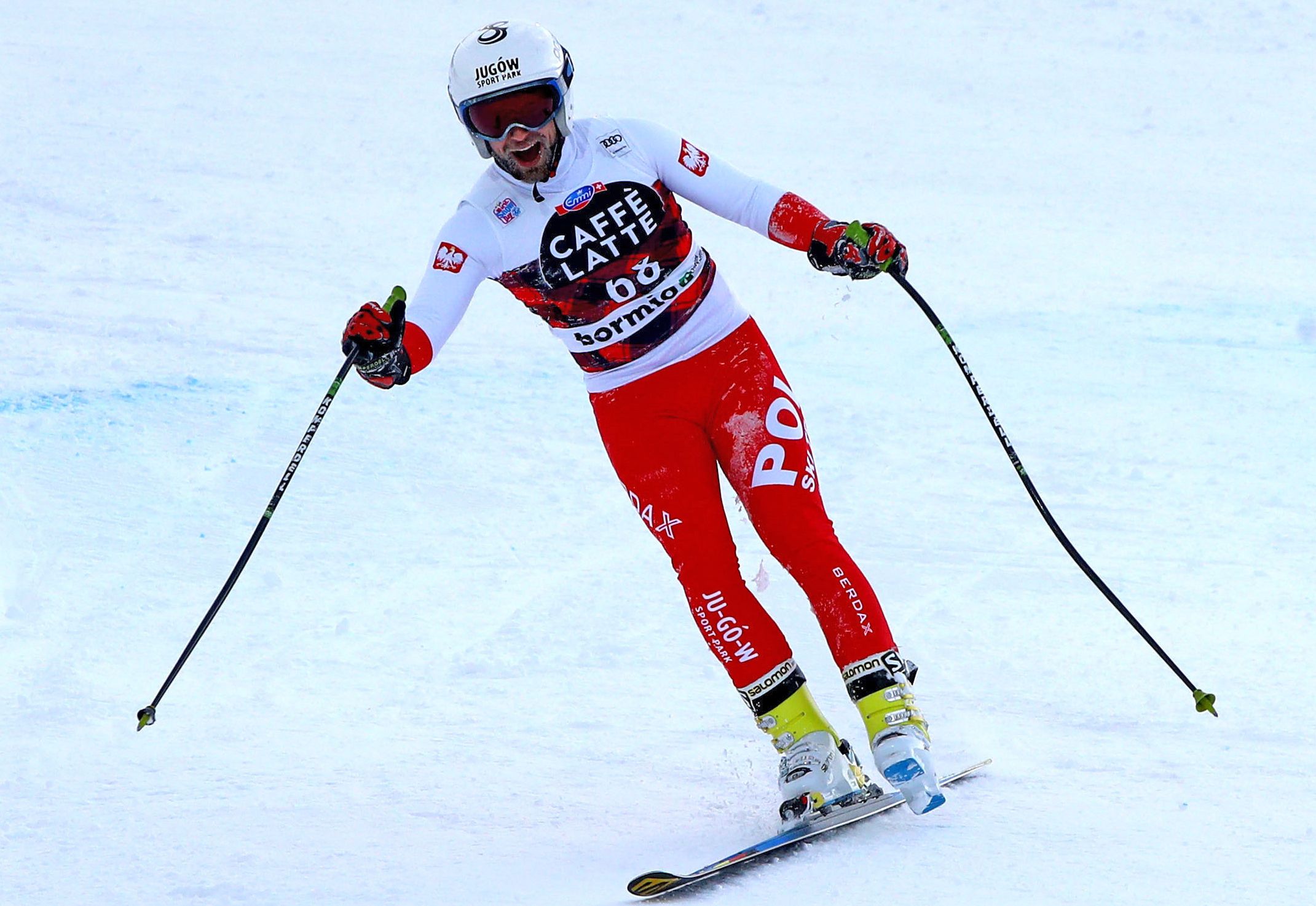 Downhill skier loses a ski and finishes the race anyway