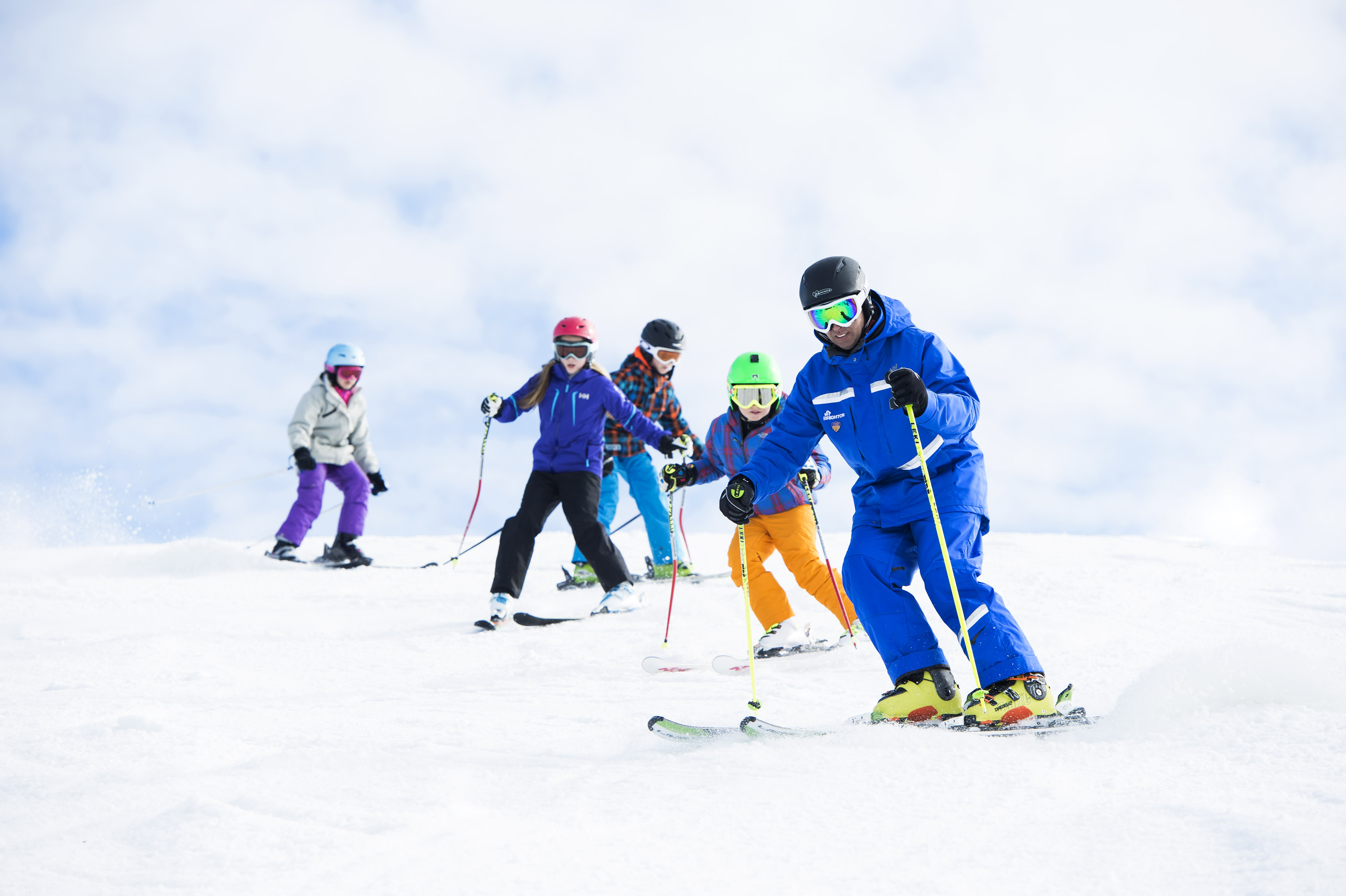 Семья лыжников. Горнолыжный спорт дети. Катание на горных лыжах. Дети на горных лыжах. Лыжи спорт дети.