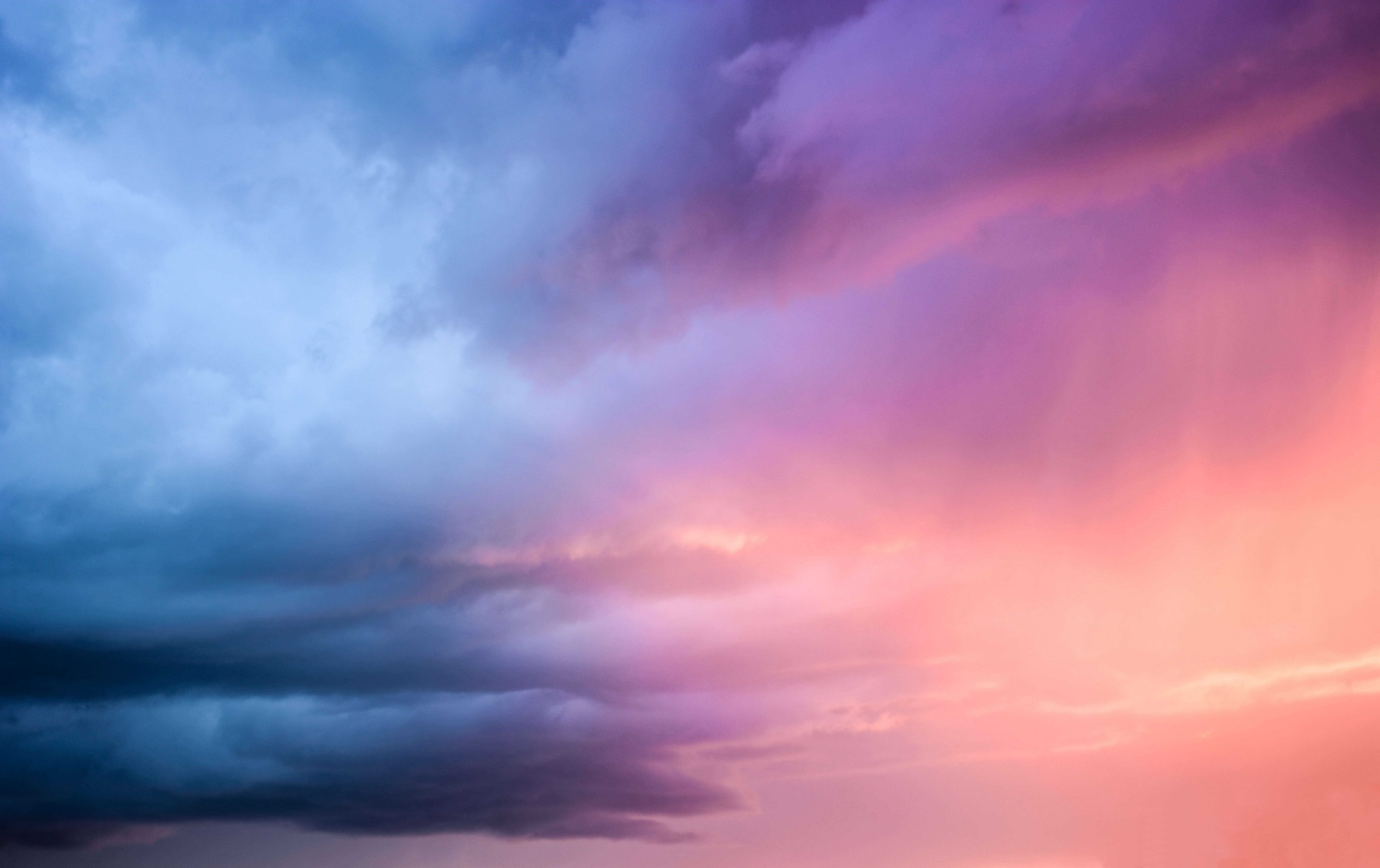A crimson sky / 5999 x 3777 / Skyandclouds / Photography | MIRIADNA.COM