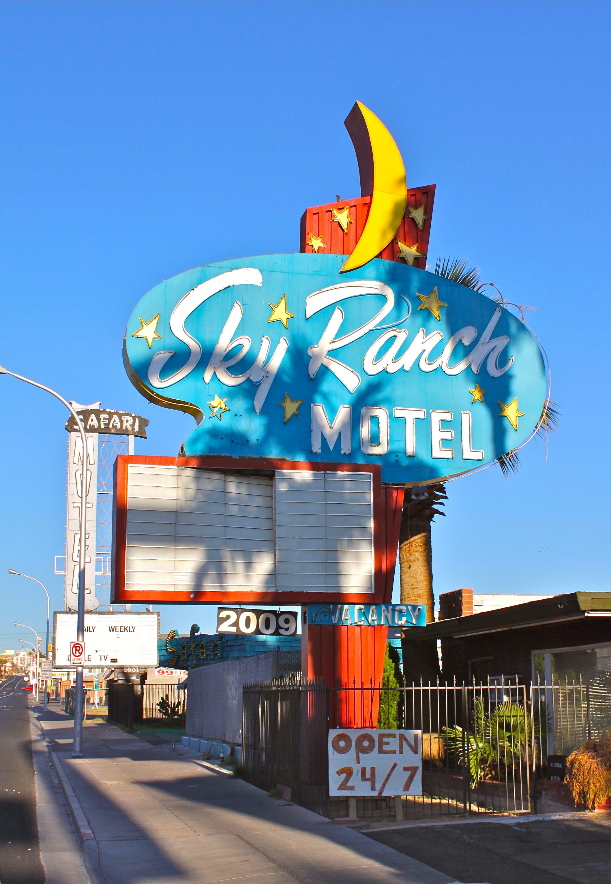 Daily Neon: Sky Ranch Motel : Las Vegas 360