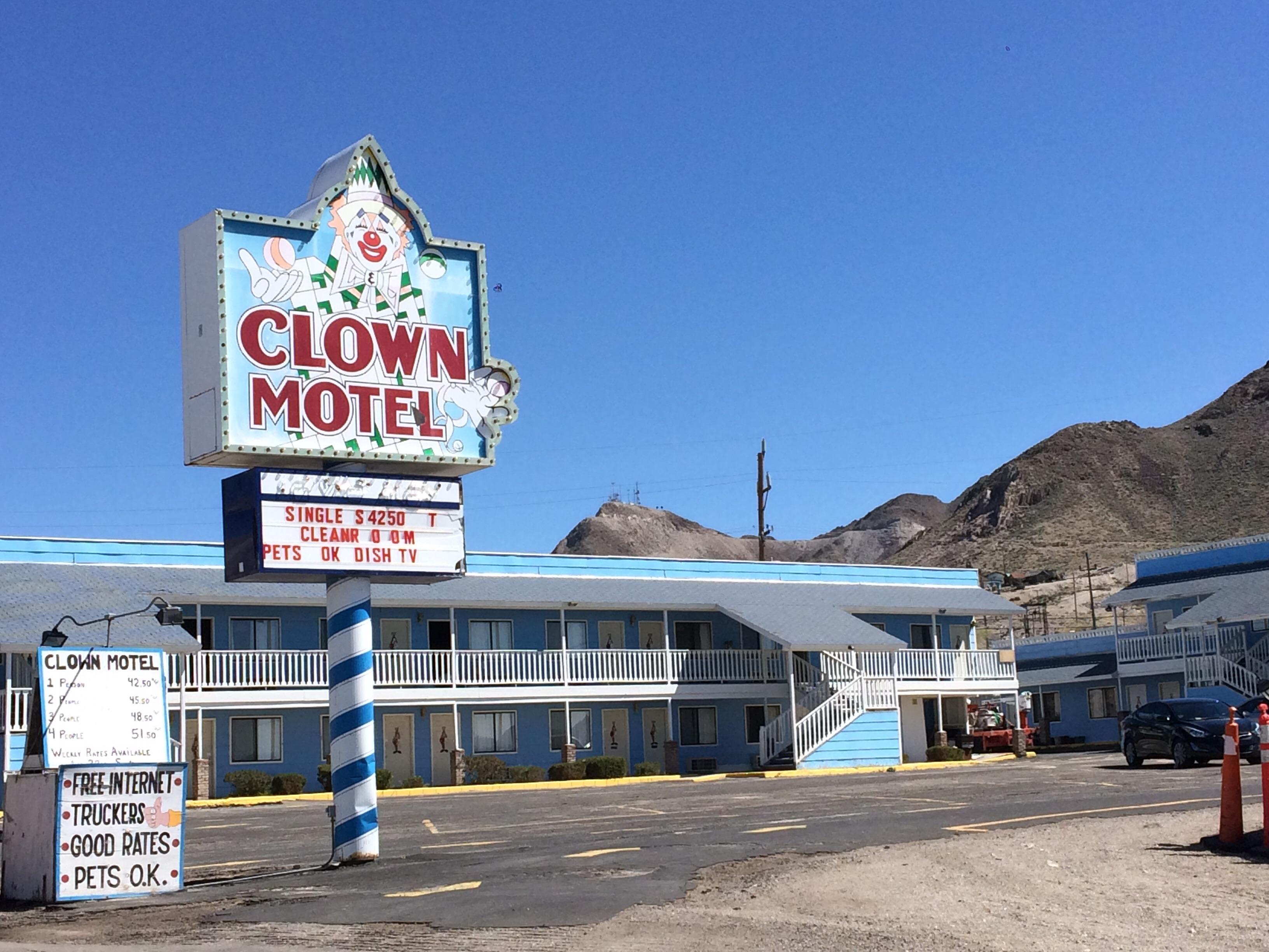 Clown motel in Tonopah Nevada : mildlyinteresting