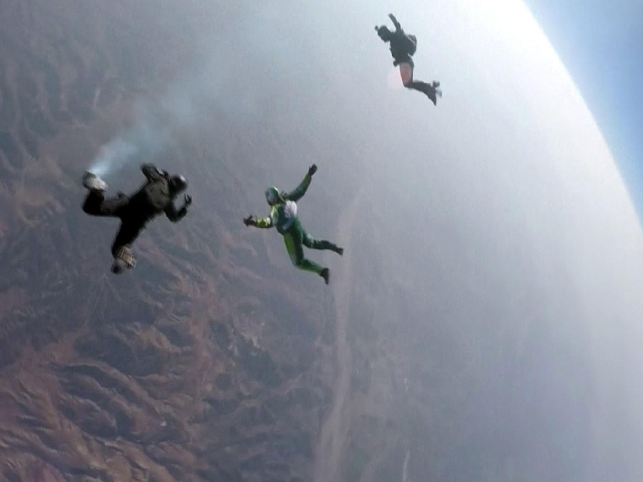 Skydiver jumps from 25,000 feet with no parachute in world first ...