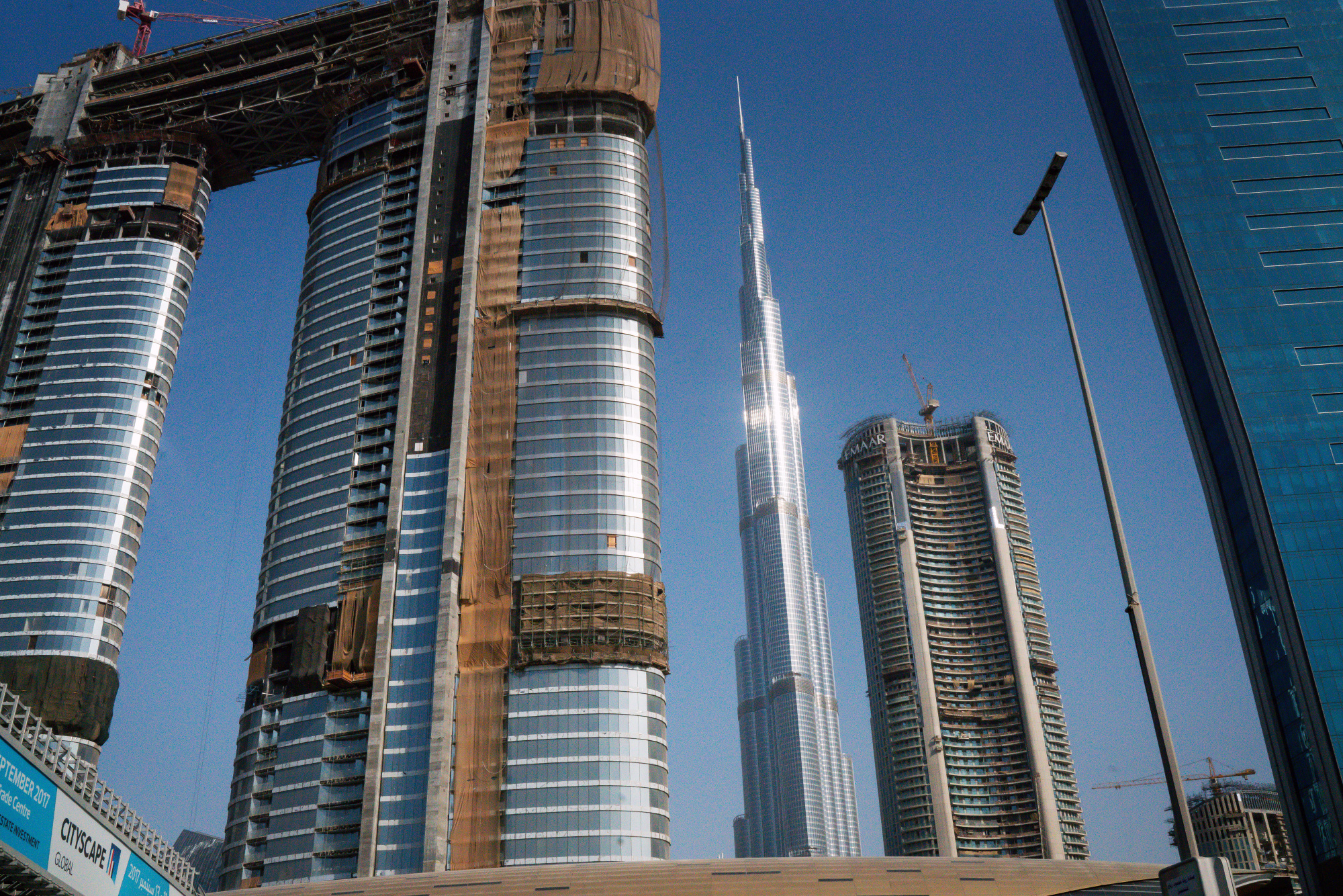 Самый высокий дом на земле. Небоскрёб Бурдж-Халифа в Дубае. Дубай небоскребы DAMAC. Дубай Медиа Сити небоскреб. Небоскреб-полумесяц, Дубай, ОАЭ..