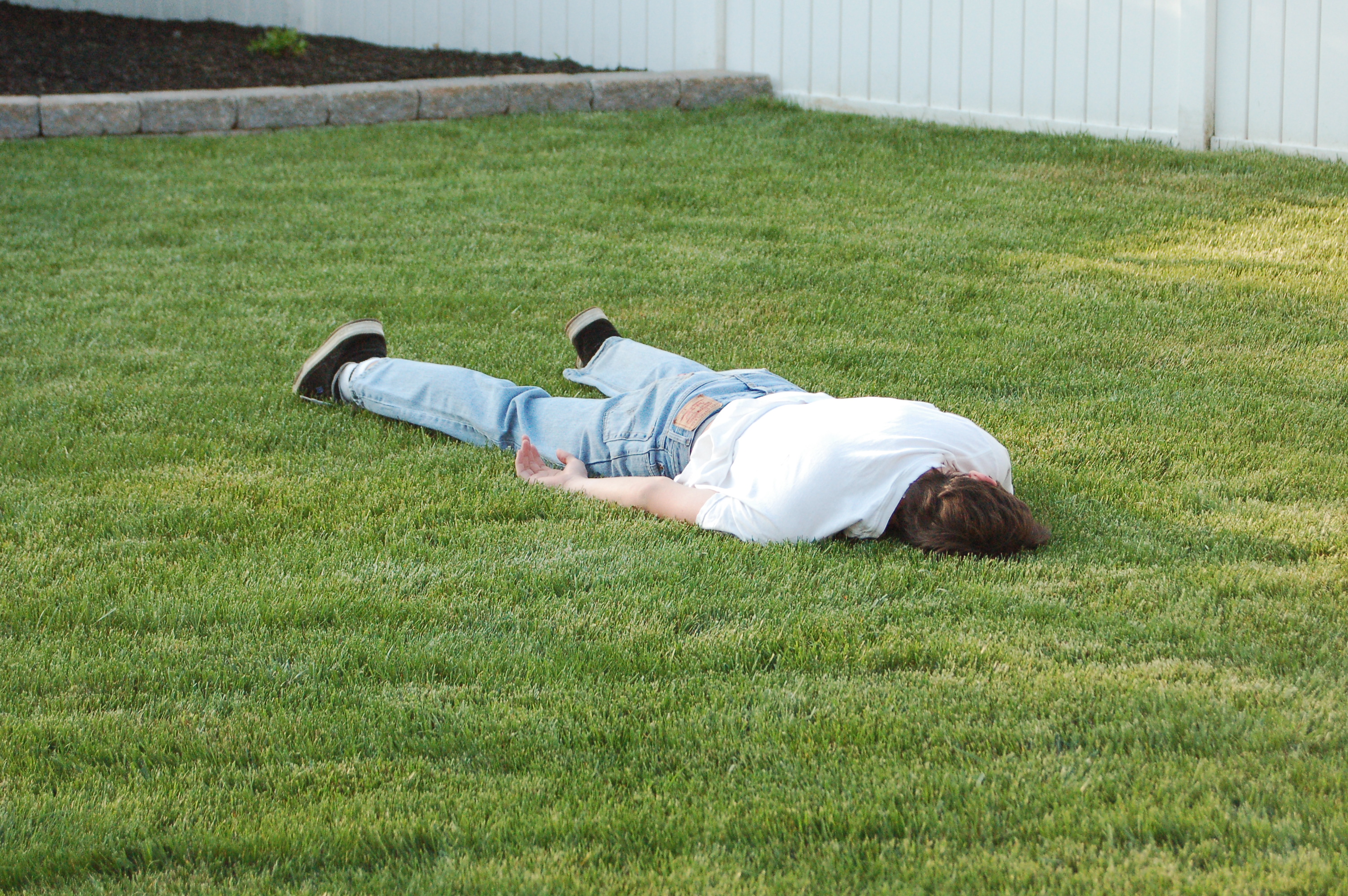 Пьяные без сознания спящие. Человек лежит на траве.