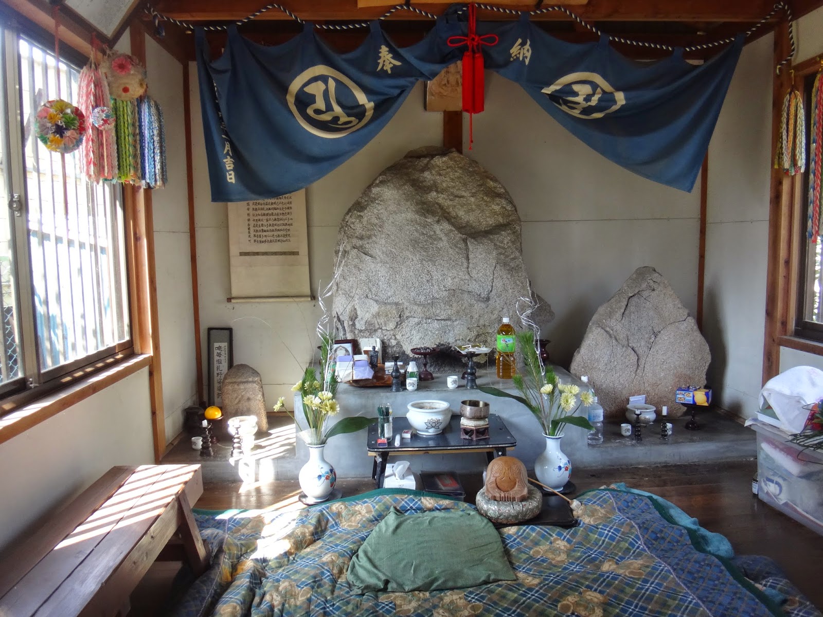 JAPAN through my eyes: A small Buddhist altar