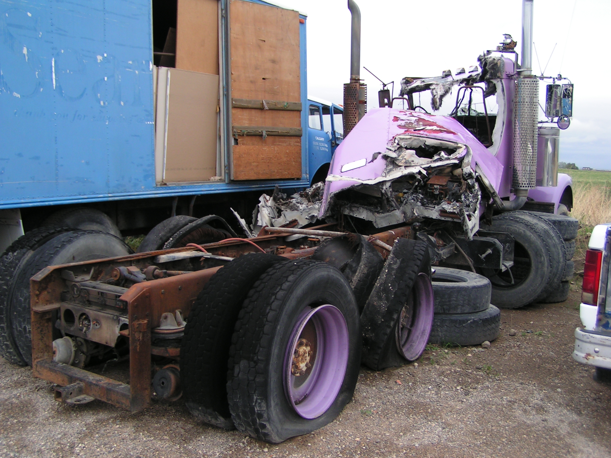 File:Smashed Semi-Truck (2522435761).jpg - Wikimedia Commons