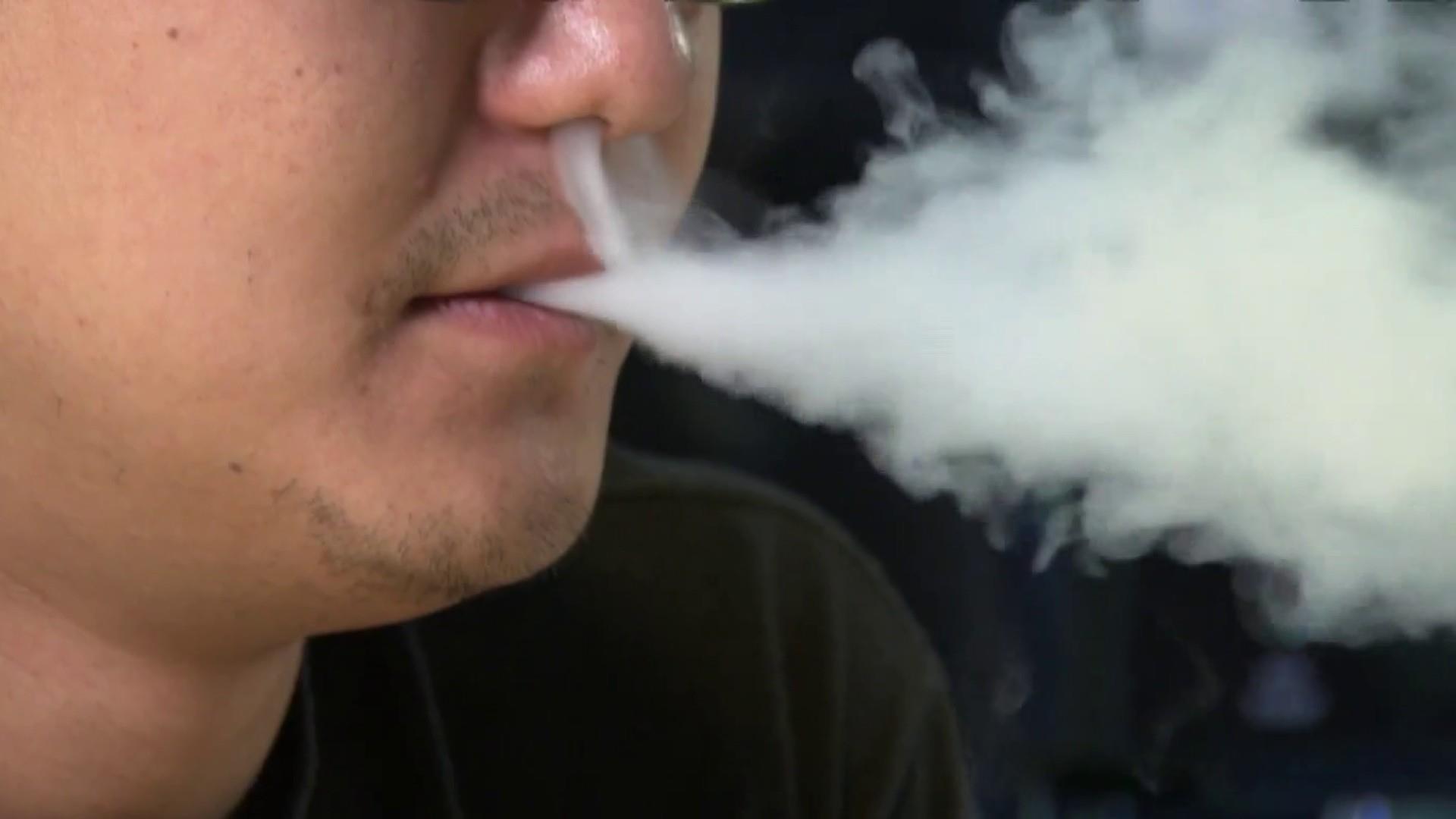 E-cigarettes can hook teens, raise risk of smoking, report finds