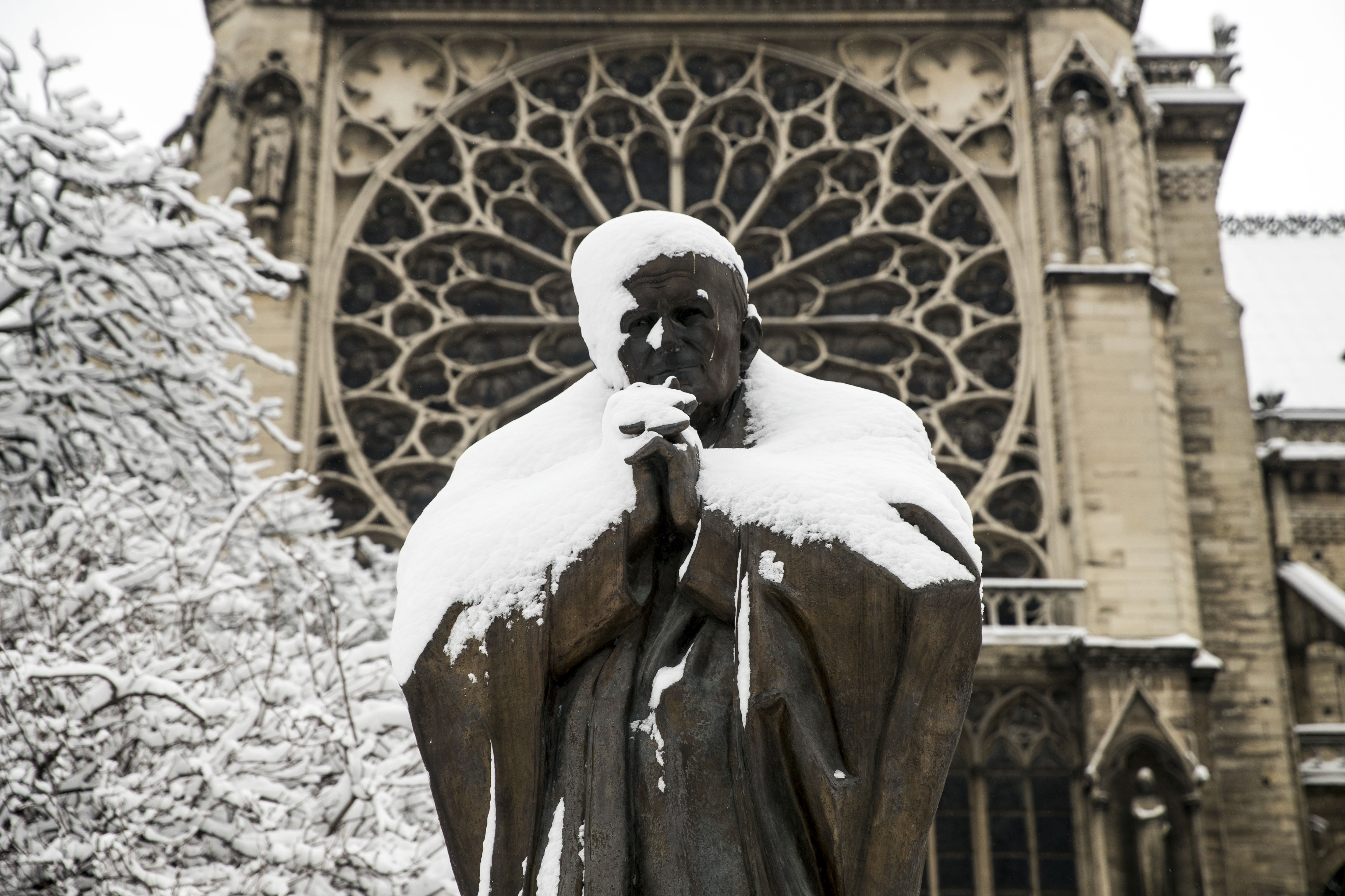 The biggest snow in decades just fell in Paris. Here's what it ...