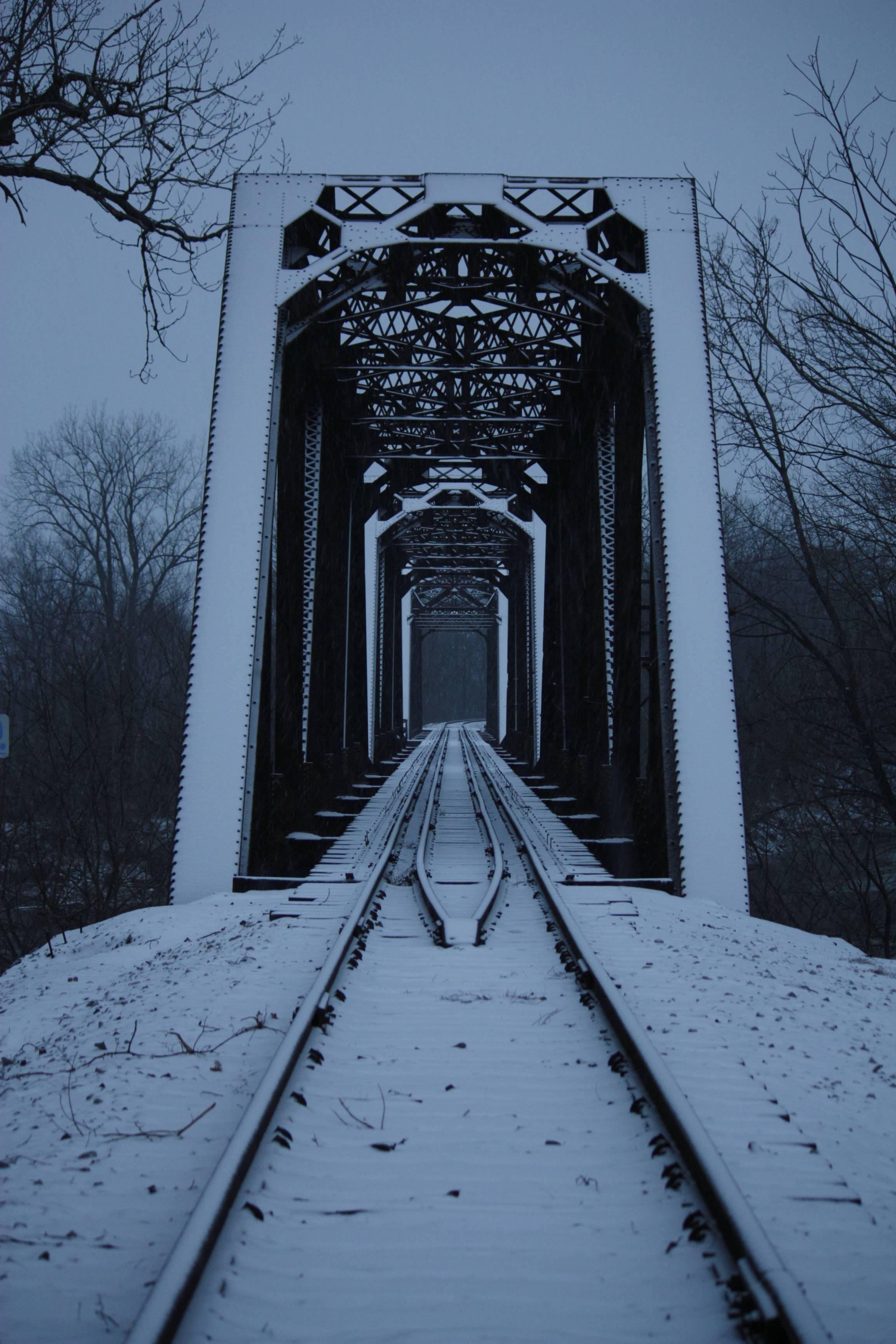 Snow covered railroad bridge : pics