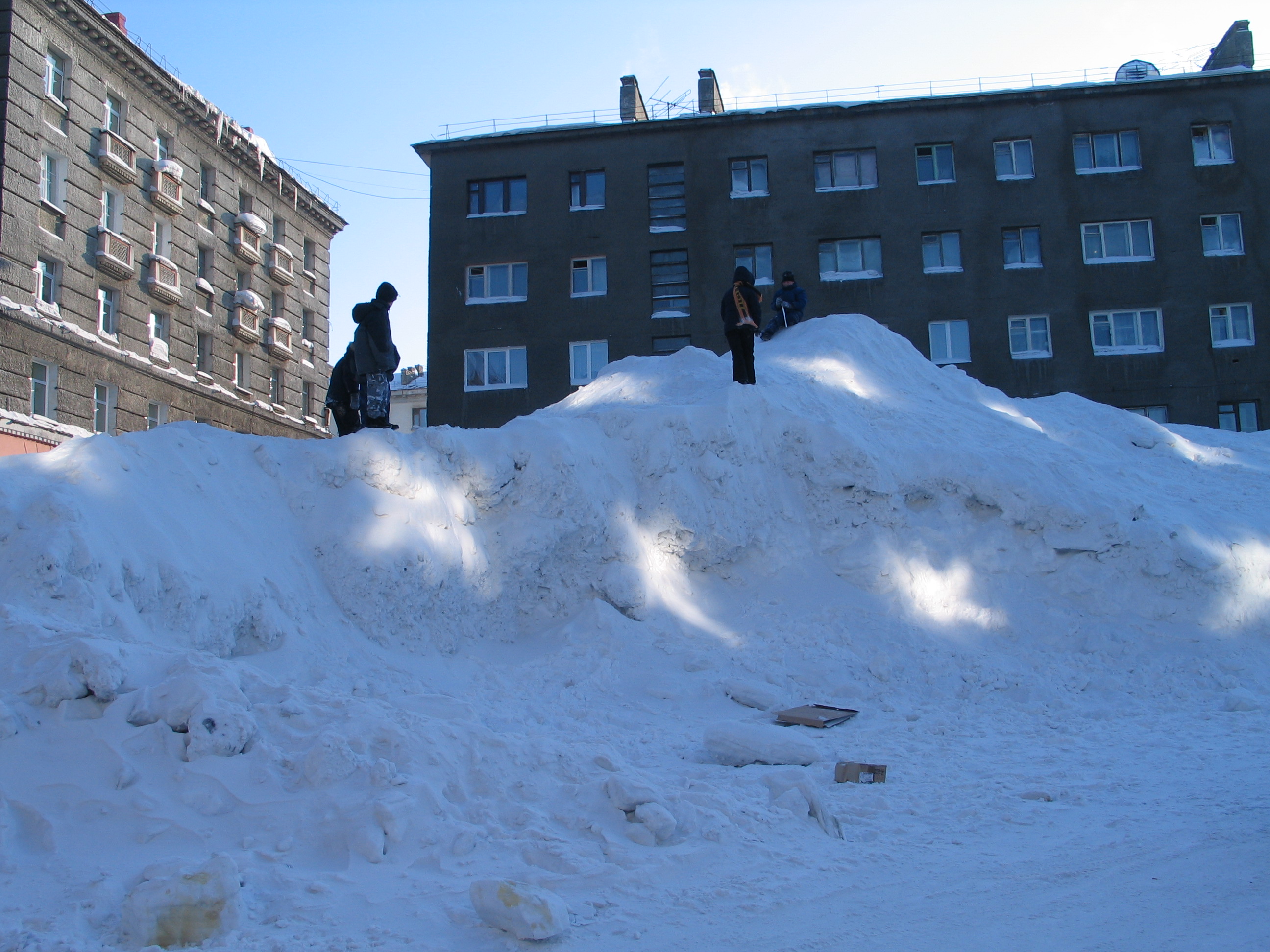 File:Snowdrifts in Norilsk.jpg - Wikimedia Commons