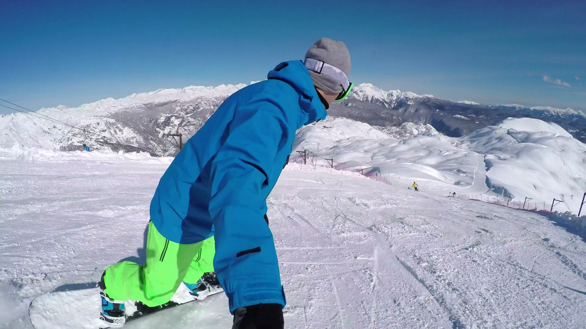 Extreme snowboarder speeding down the ski slope in snowy mountain ...
