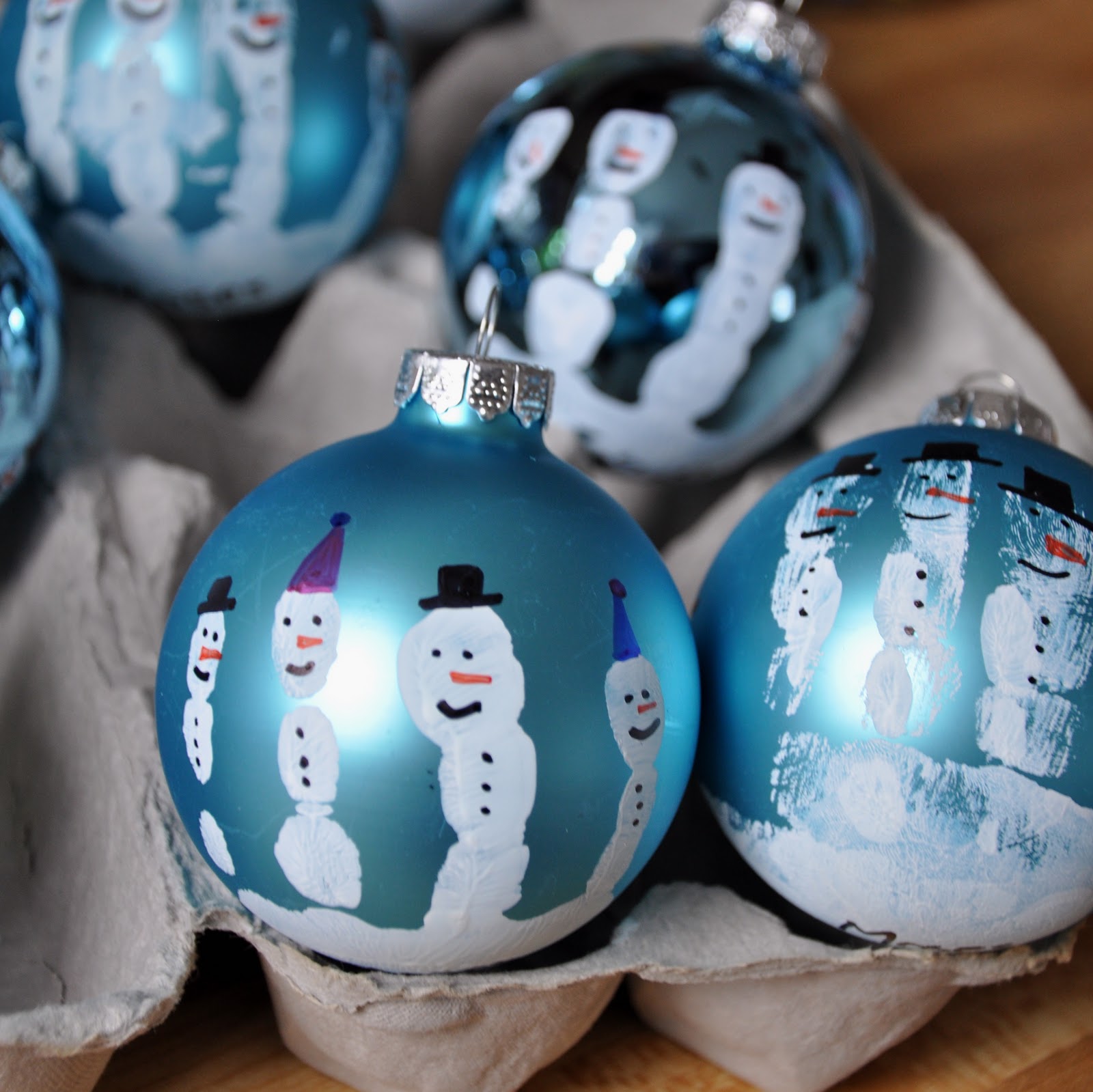 Little Bit Funky: make these now! handprint snowman ornament. :)