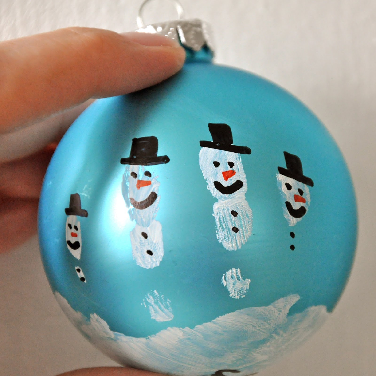 Little Bit Funky: make these now! handprint snowman ornament. :)