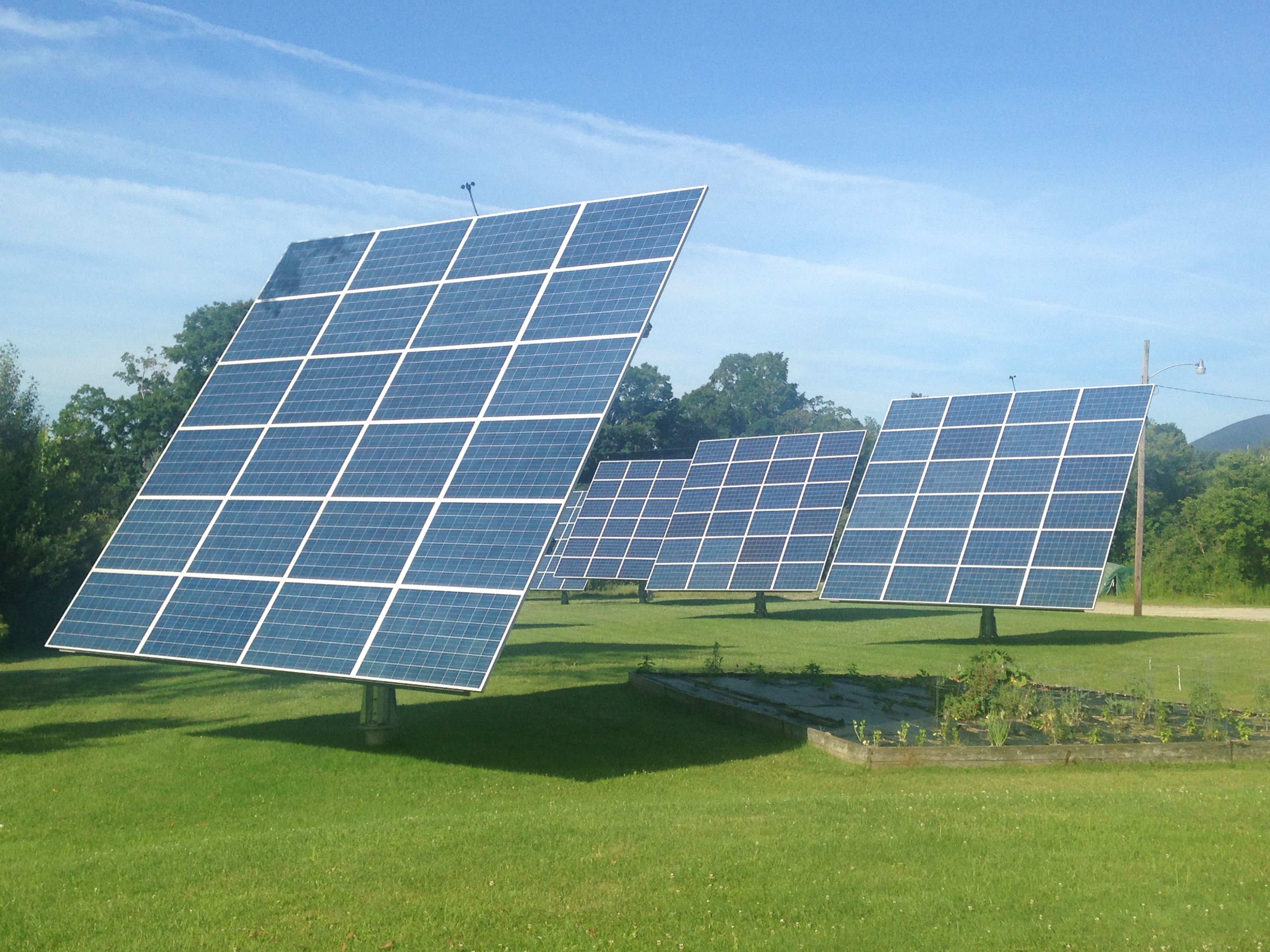 File:Solar Panel Array.jpg - Wikimedia Commons