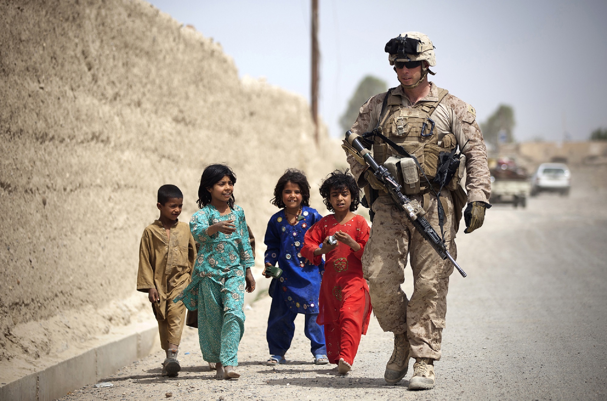 Soldier with the Kids, American, Army, Kids, Saviour, HQ Photo