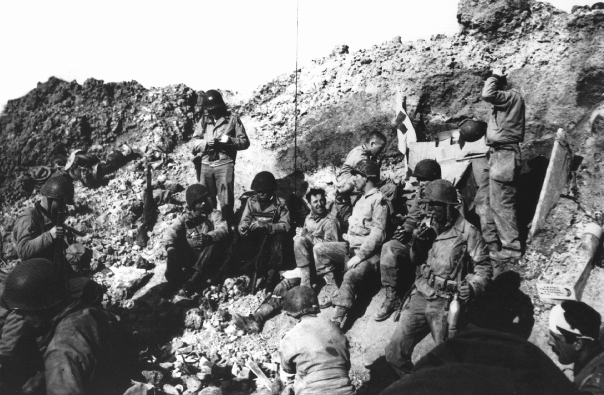 Photo] US Army soldiers resting at Pointe du Hoc, Normandy, France ...