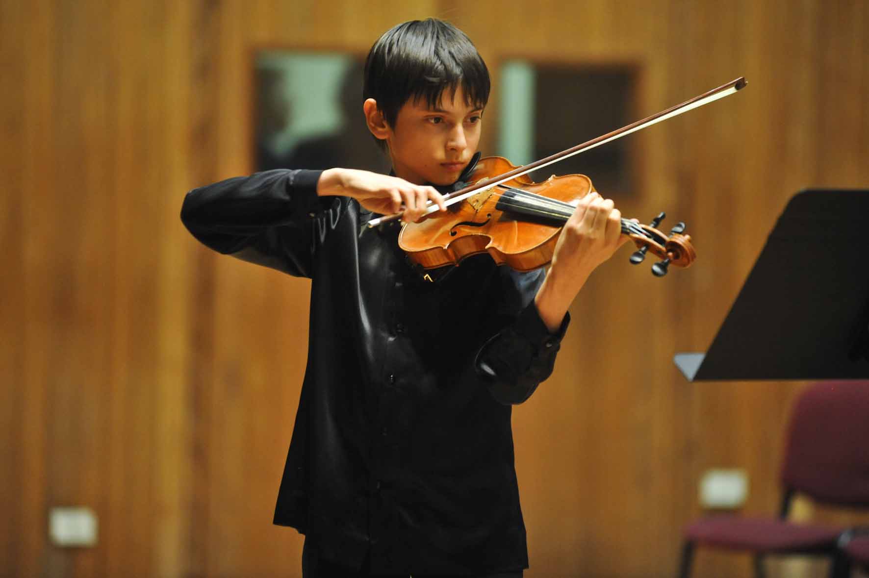Child Prodigy Paolo Tagliamento solo violinist to entertain music ...