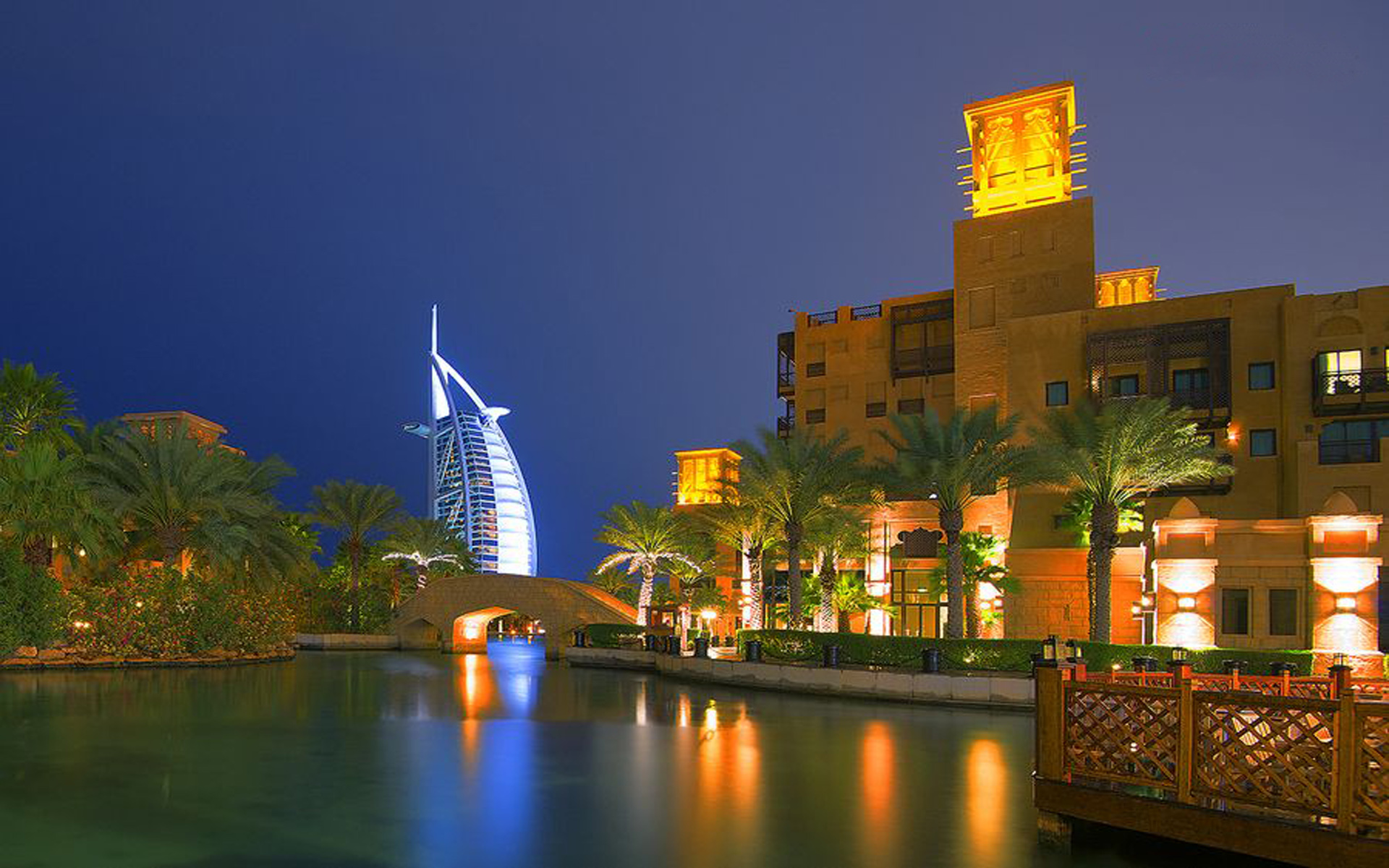 Dubai At Night Restaurants In Souk Madinat Jumeirah Dubai United ...