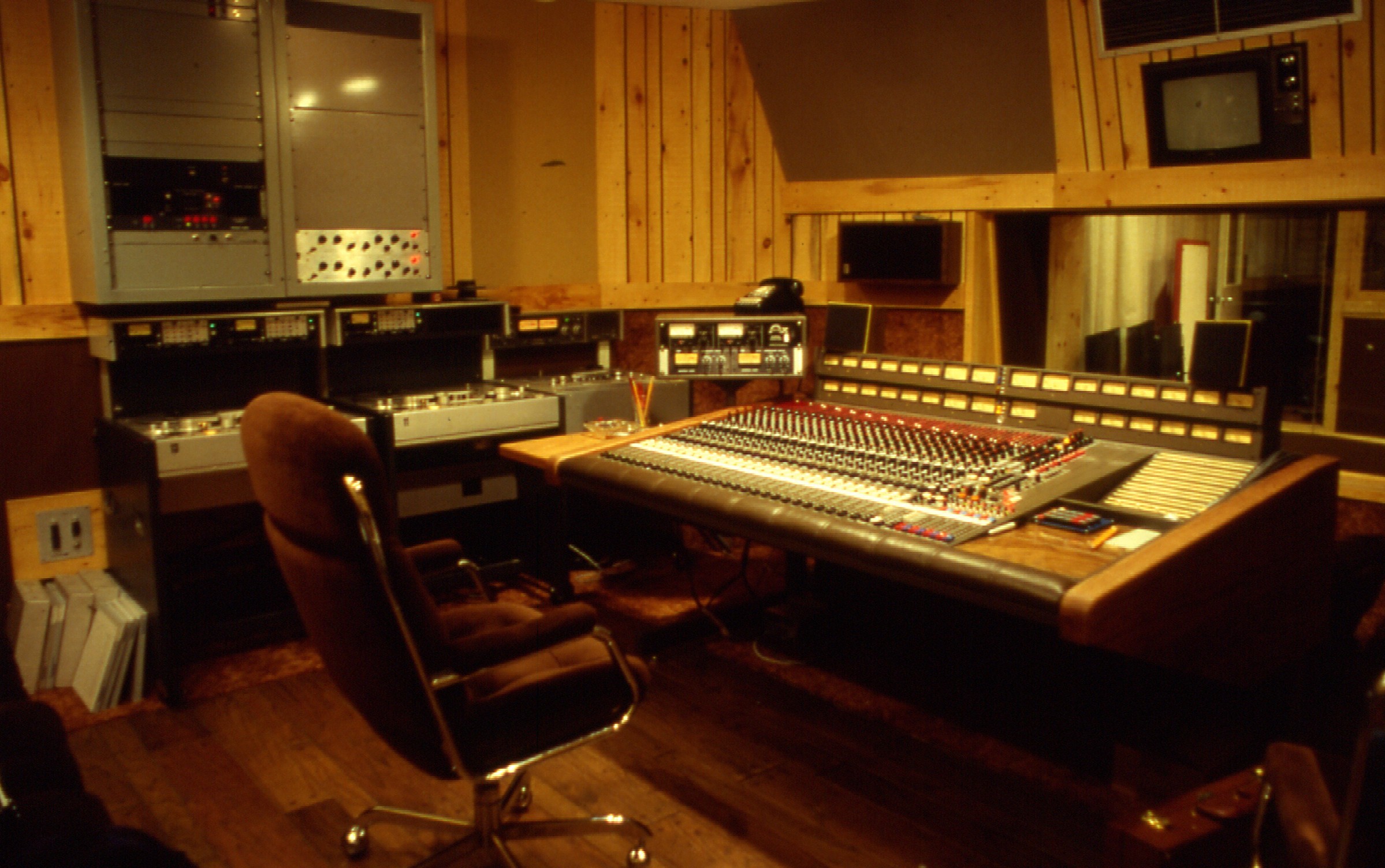 File:Manta Sound Studio 3 (1983).jpg - Wikimedia Commons