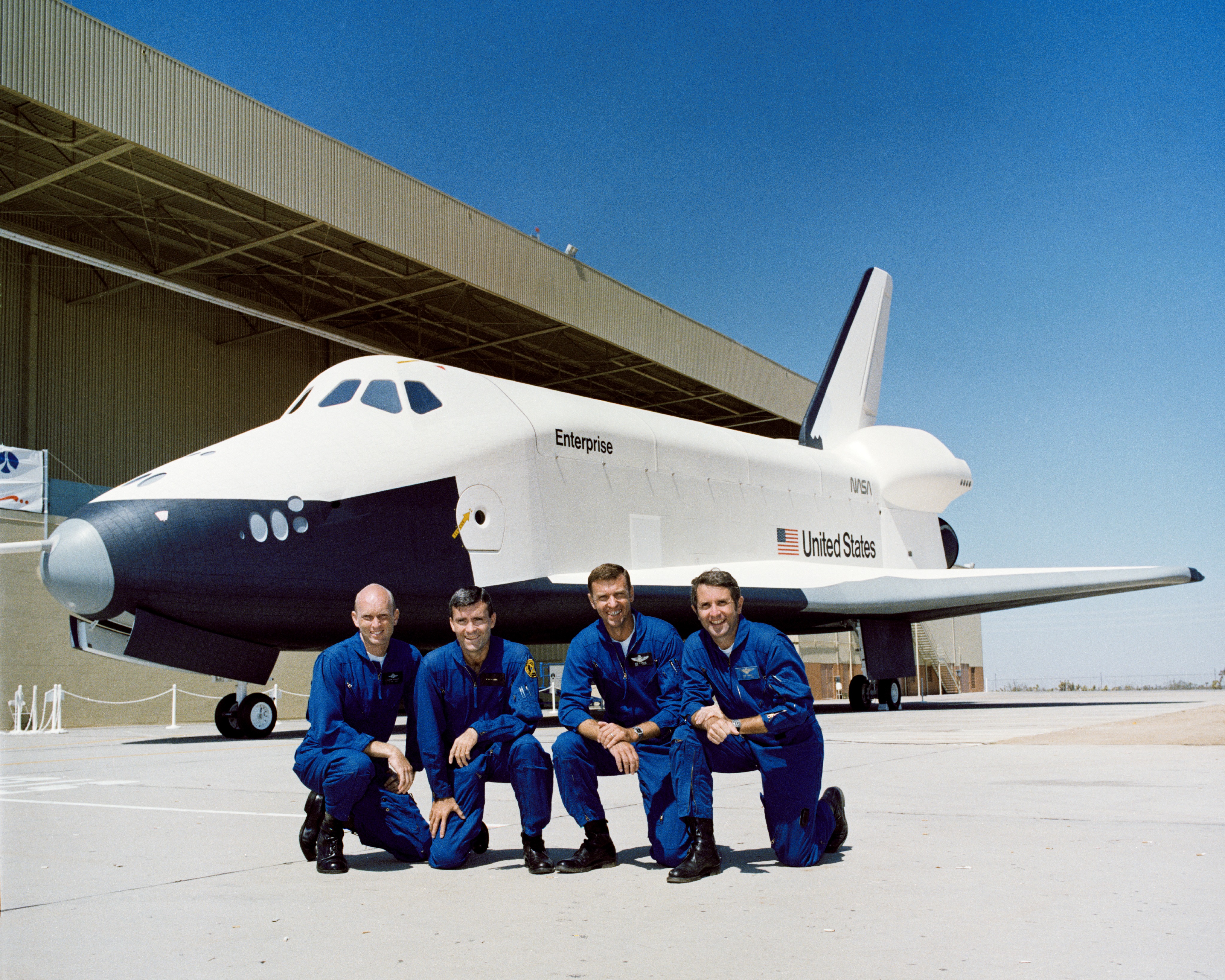 File:Space Shuttle Approach and Landing Tests crews.jpg - Wikimedia ...