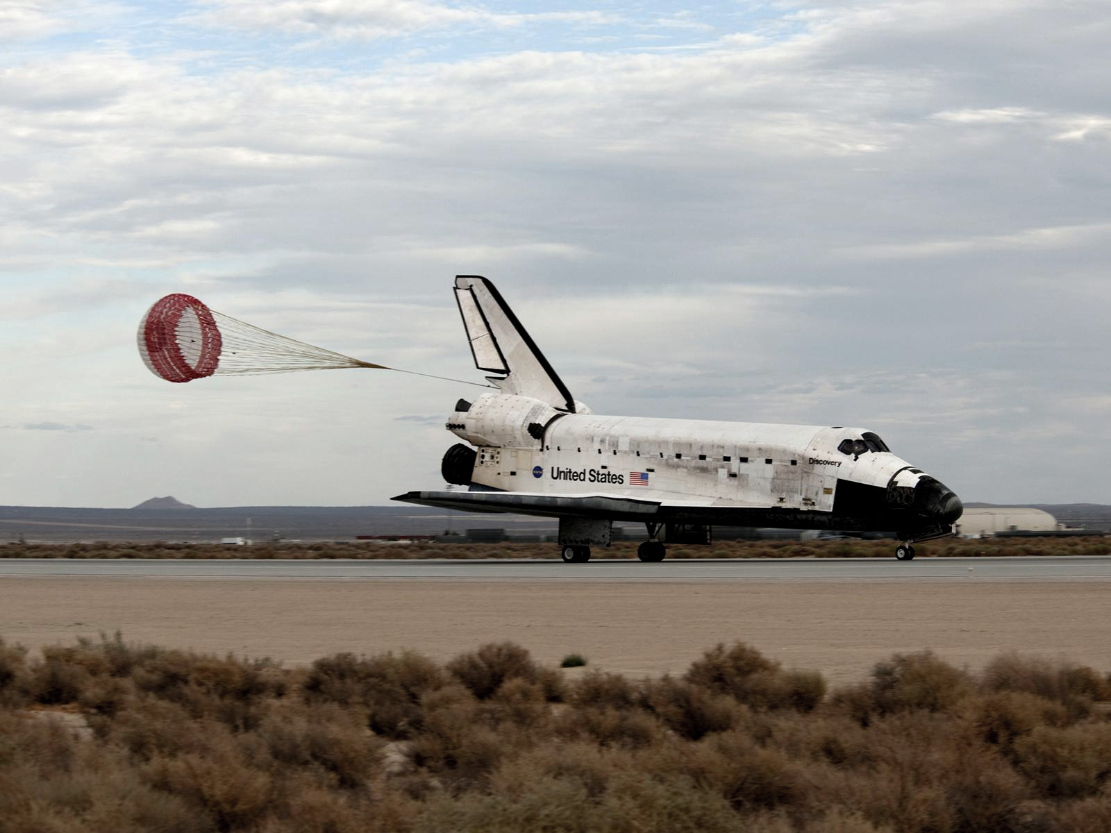 Space in Images - 2009 - 09 - Space Shuttle Discovery slows to a ...