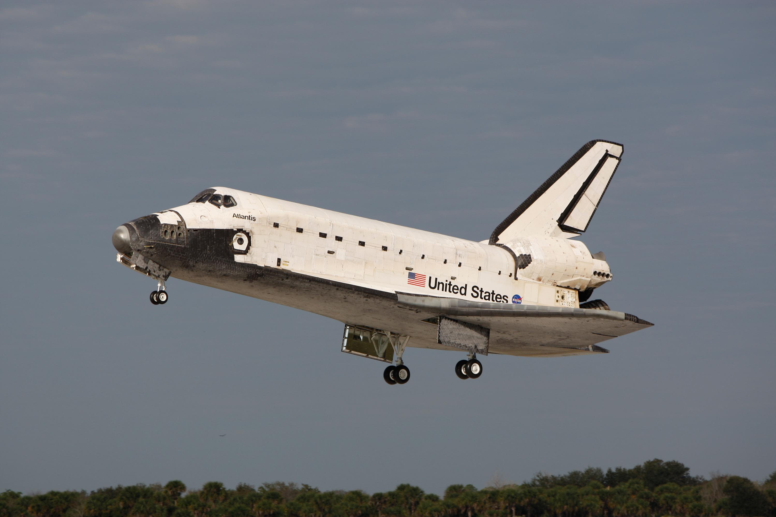 File:Space Shuttle Atlantis landing at KSC following STS-122.jpg ...