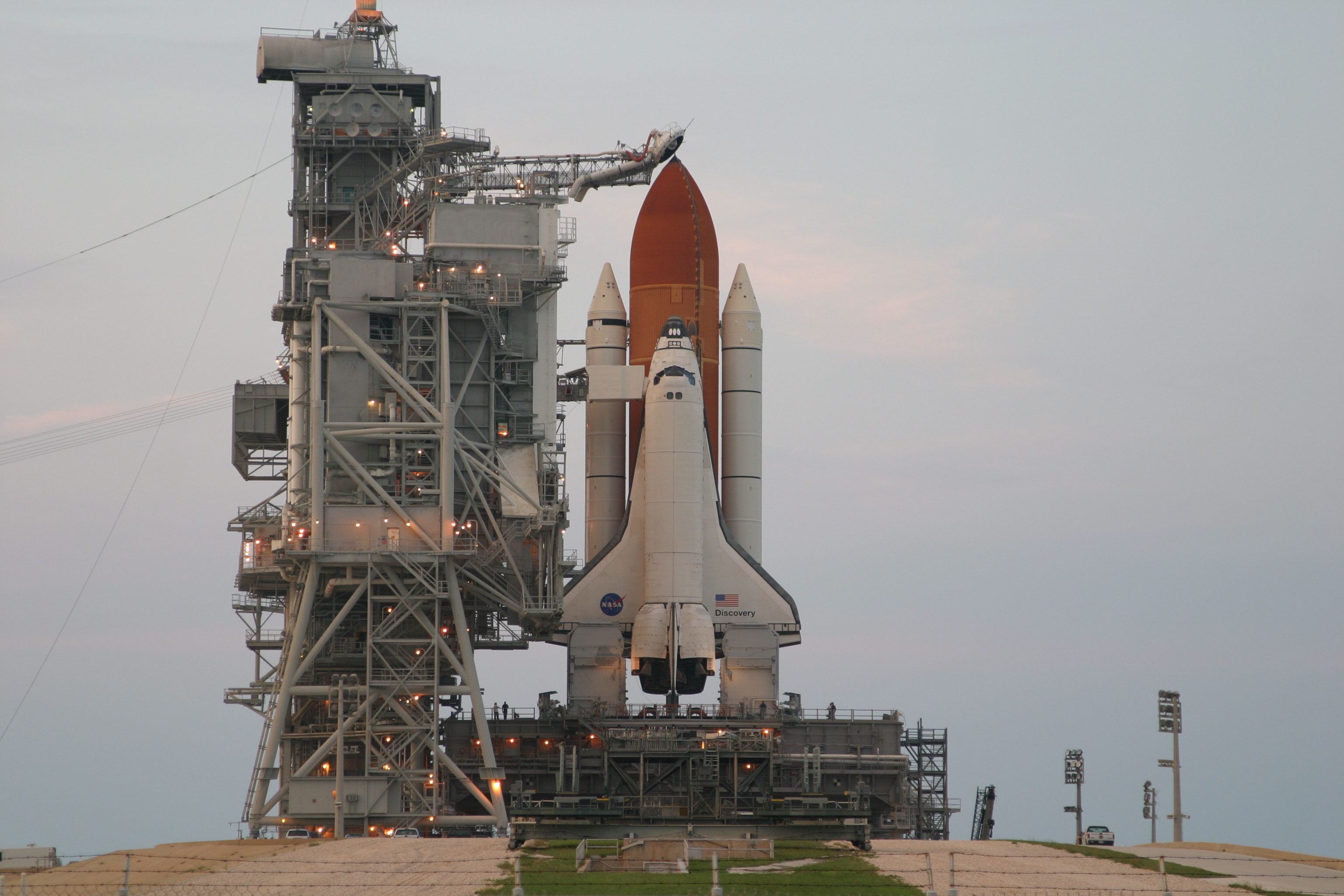 Space in Images - 2006 - 07 - Space Shuttle Discovery stands ready ...