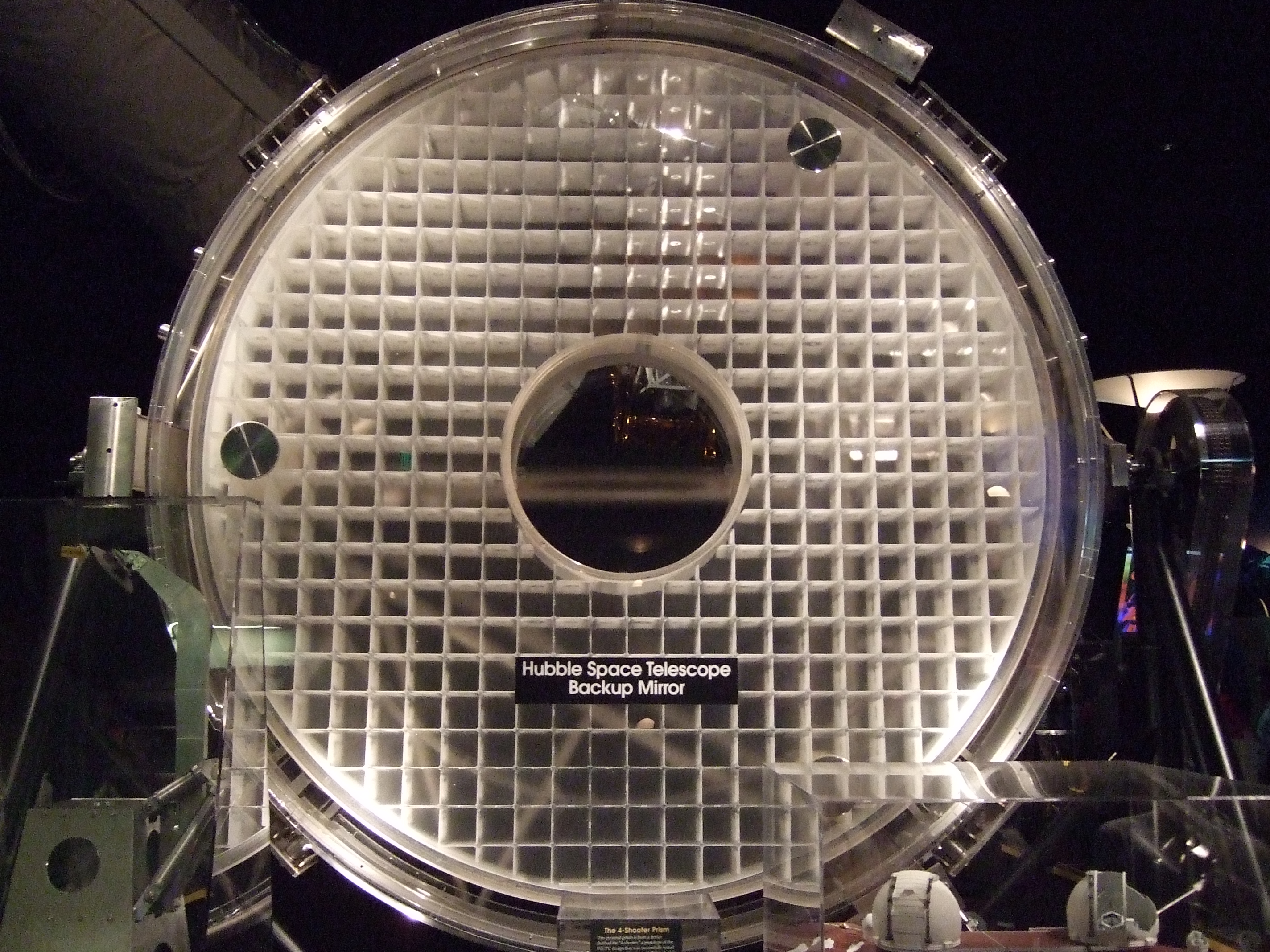 File:Hubble backup mirror.jpg - Wikimedia Commons