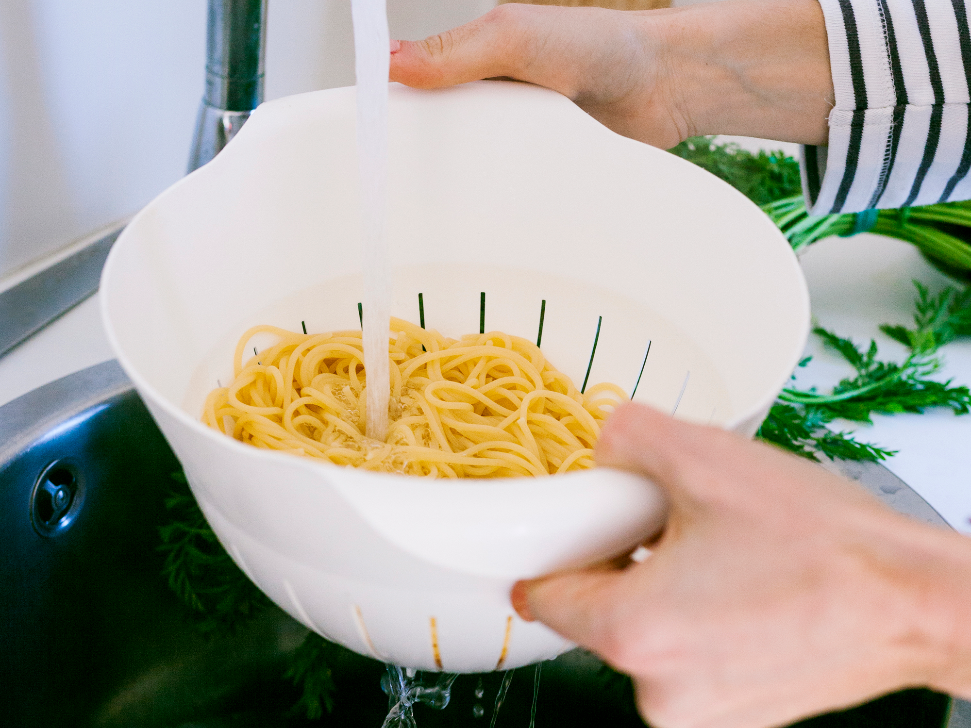 The Correct Way To Strain Pasta With A Colander