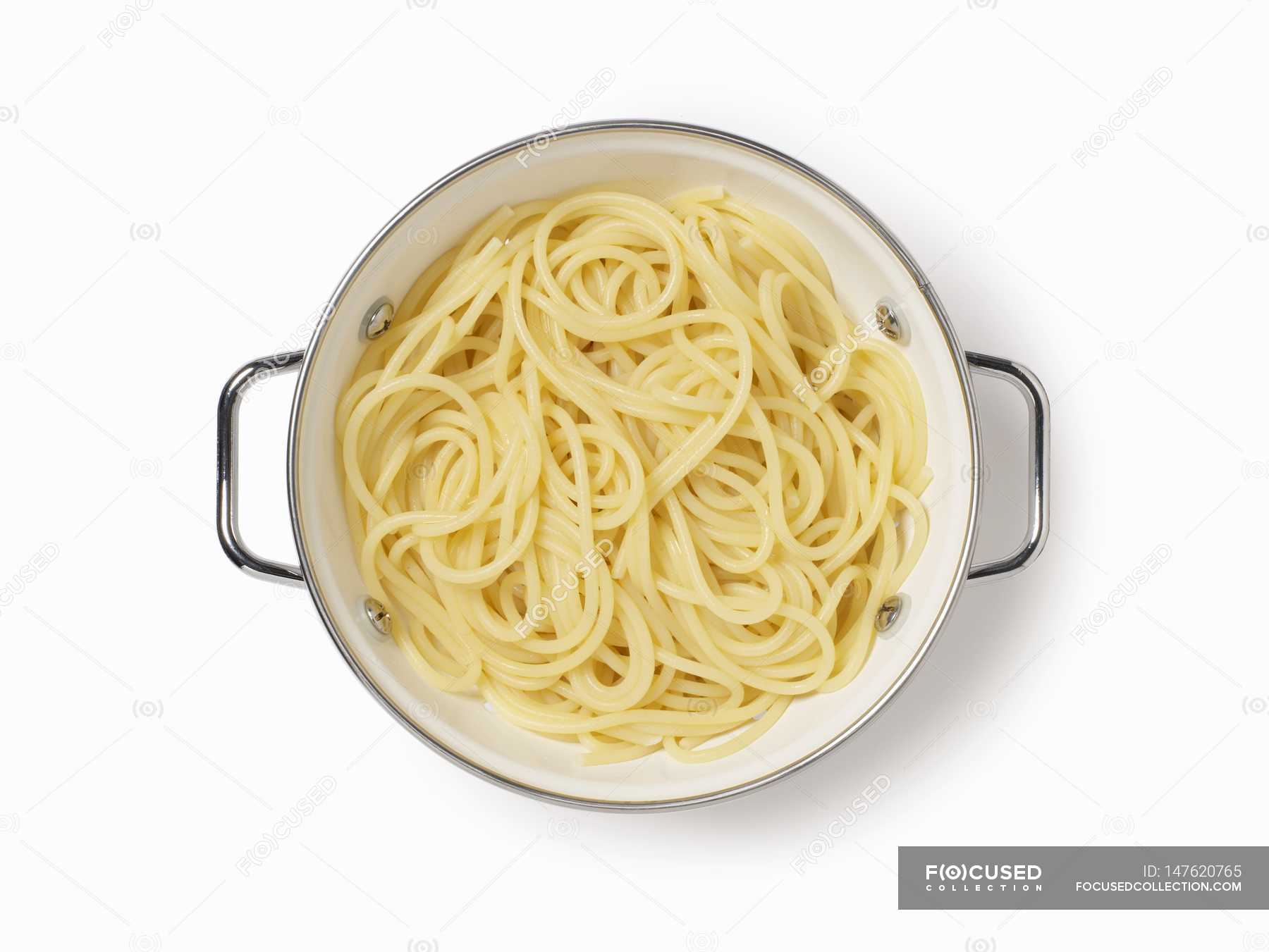 Cooked spaghetti in colander — Stock Photo | #147620765