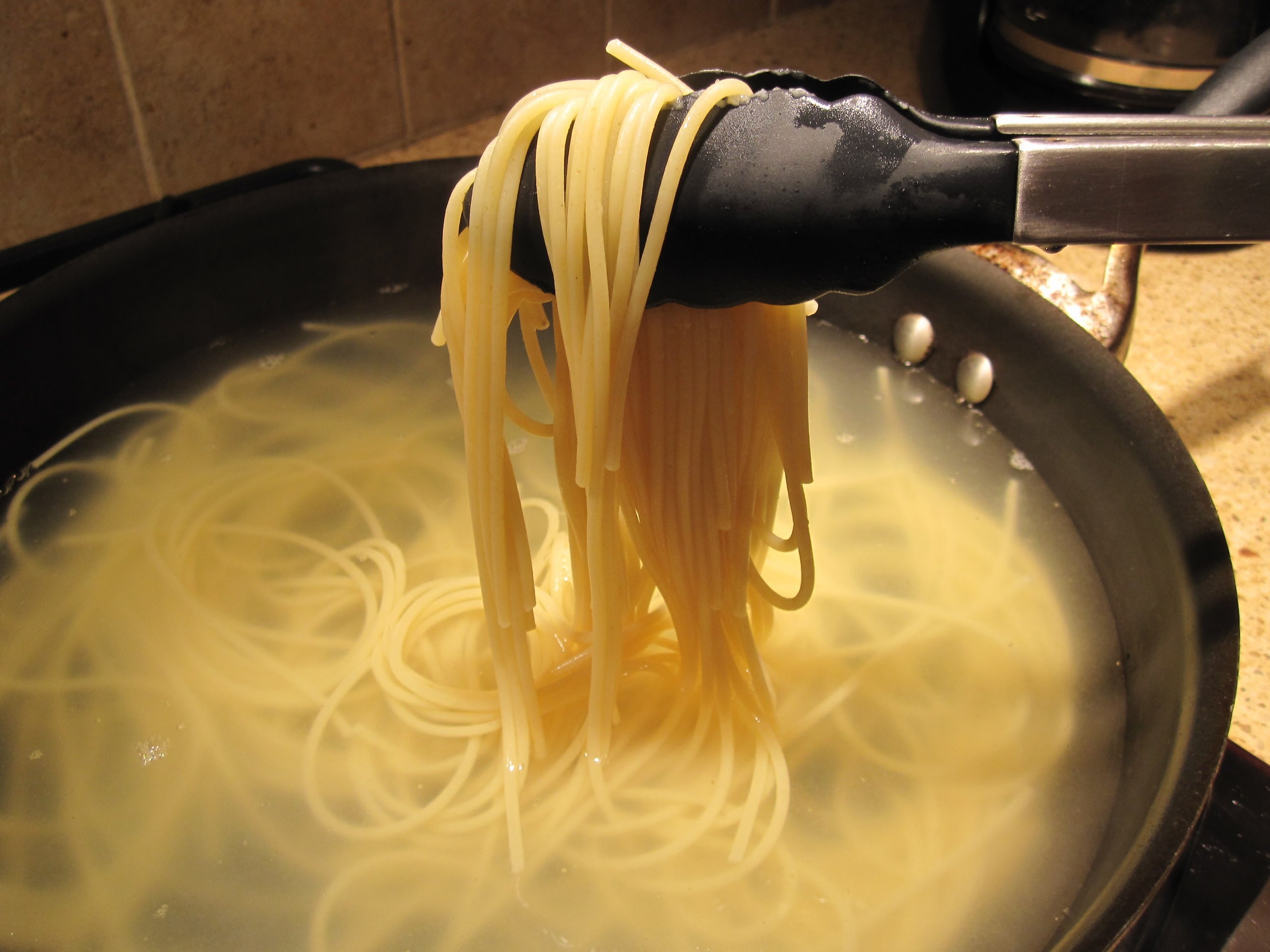 Промывать лапшу. Сотейник для пасты. Кастрюля для спагетти. Макароны варятся. Спагетти вареные.