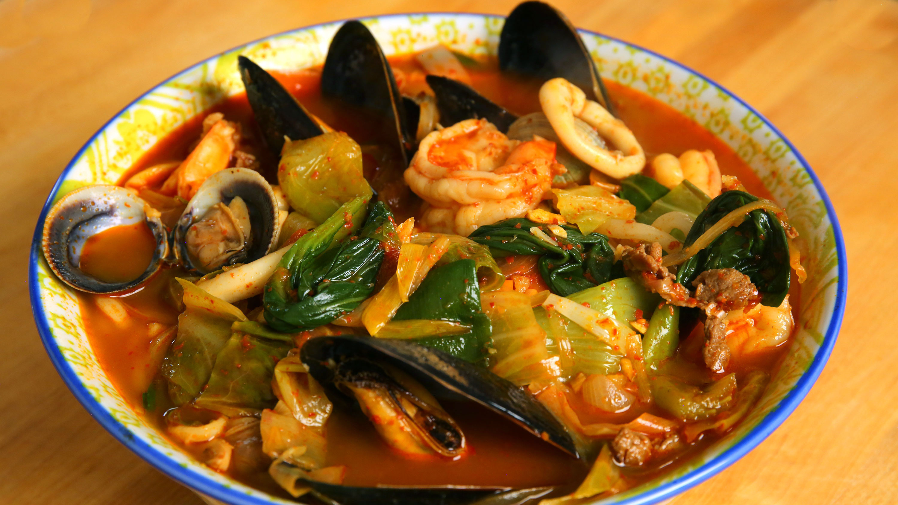 Jjamppong (Spicy mixed-up seafood noodle soup) recipe - Maangchi.com