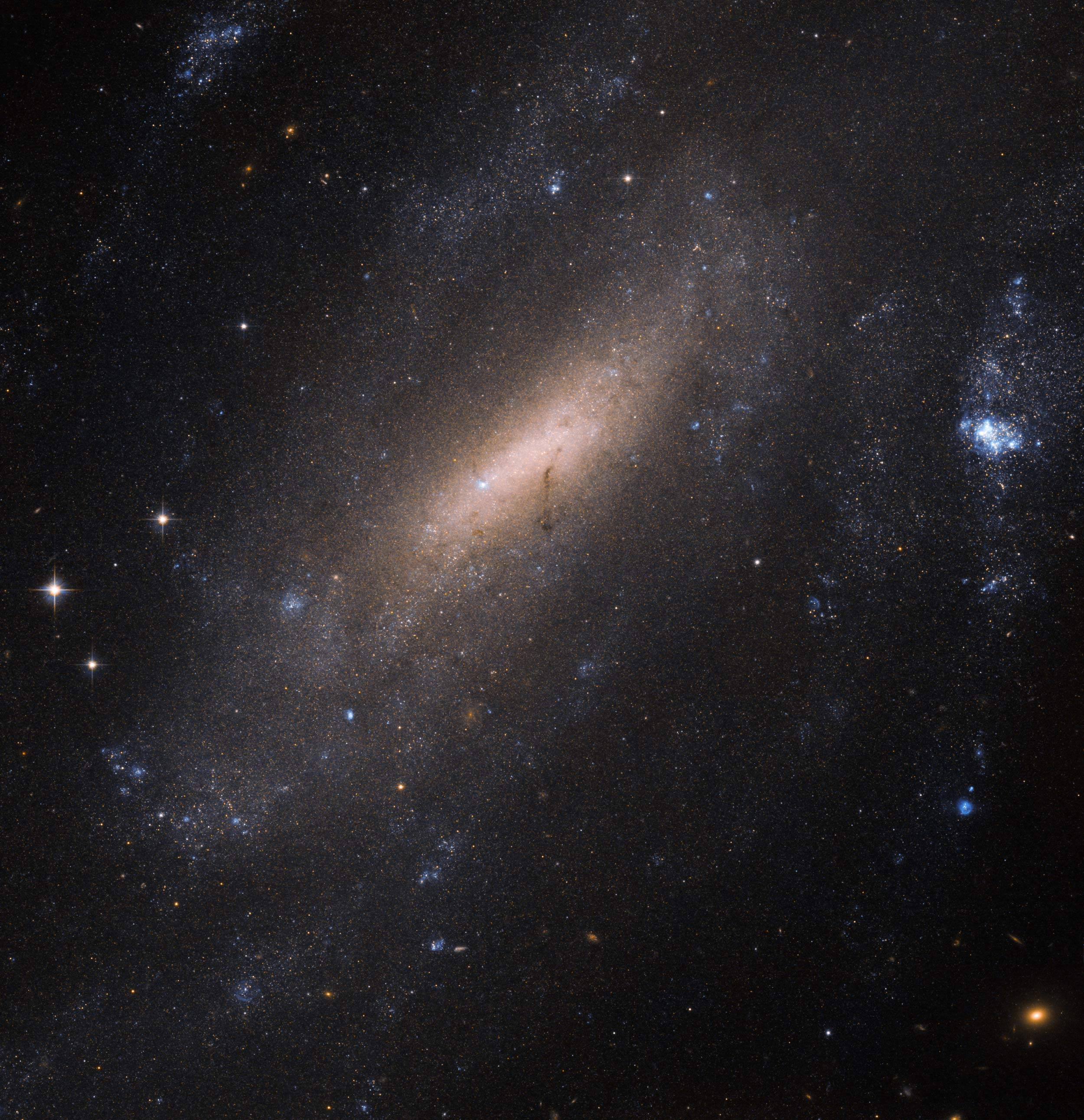 Hubble Observes Barred Spiral Galaxy IC 5201 | Astronomy | Sci-News.com